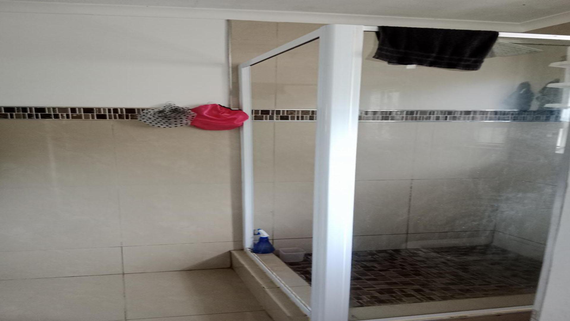 Bathroom 1 of property in Cato Manor 