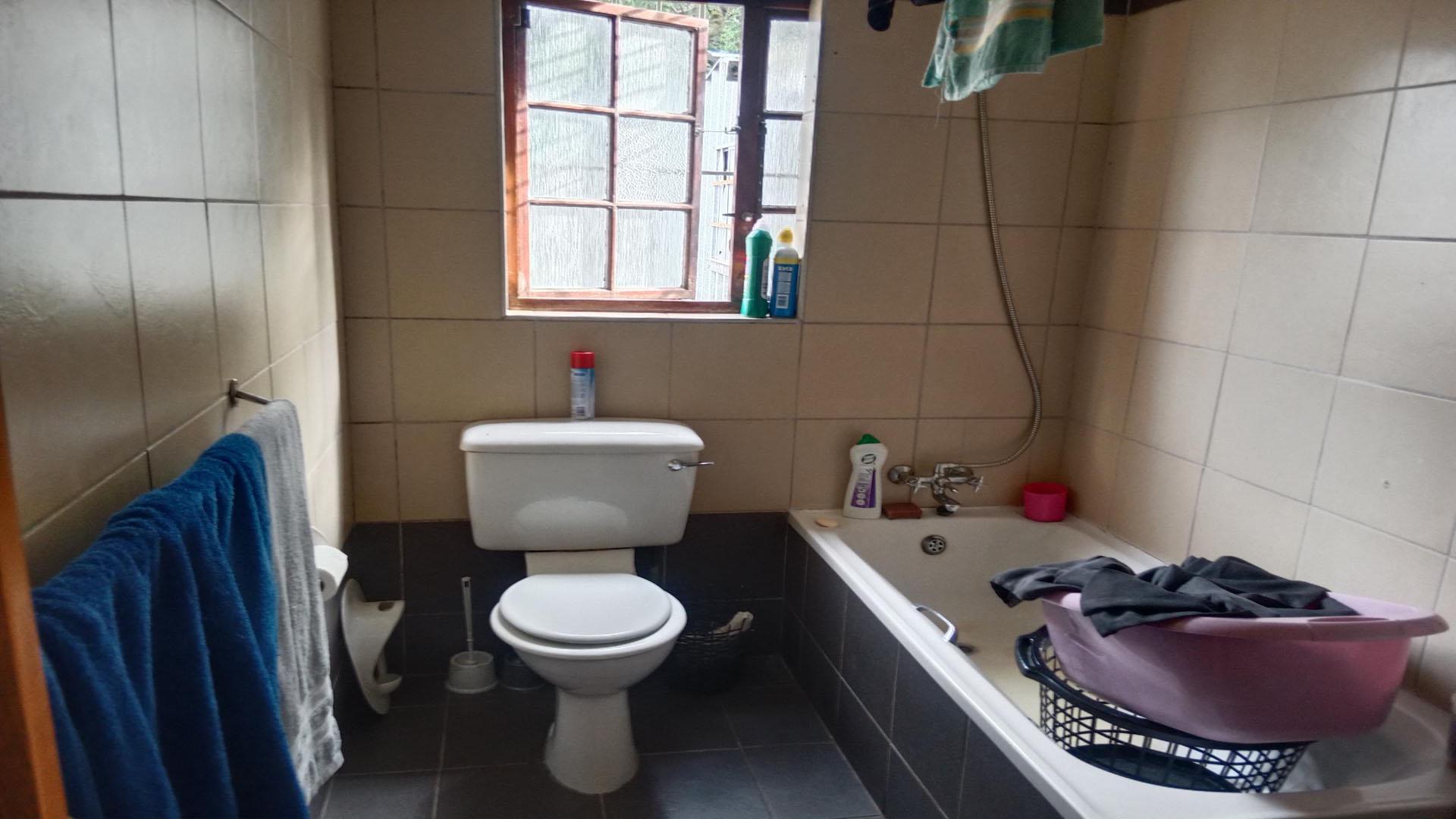 Bathroom 2 of property in Cato Manor 