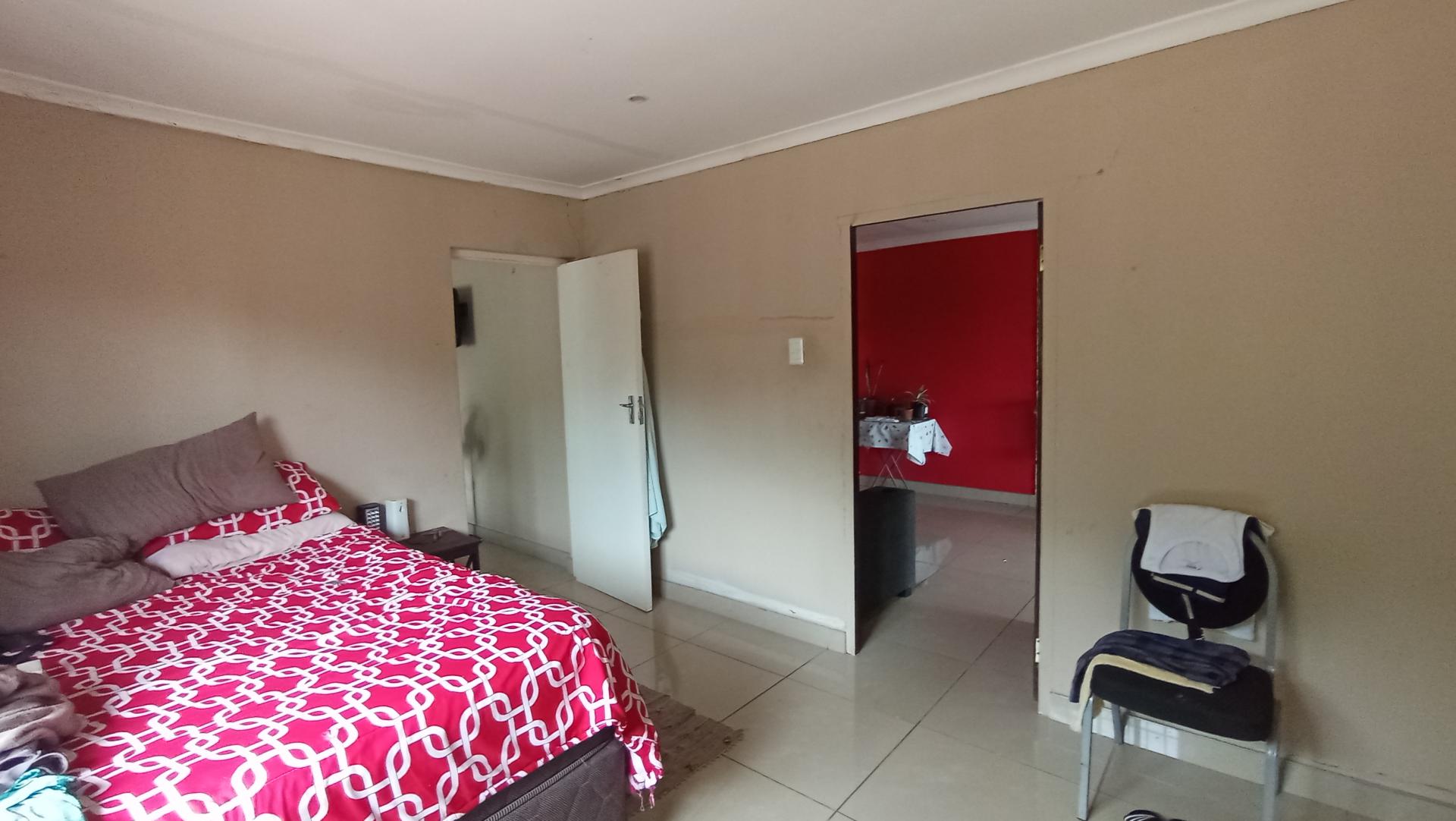 Main Bedroom - 19 square meters of property in Cato Manor 