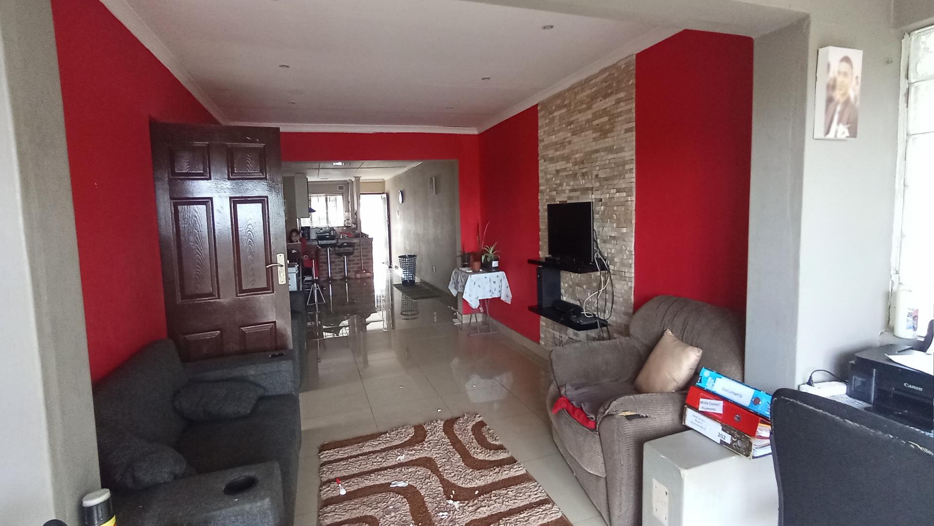 Lounges - 16 square meters of property in Cato Manor 