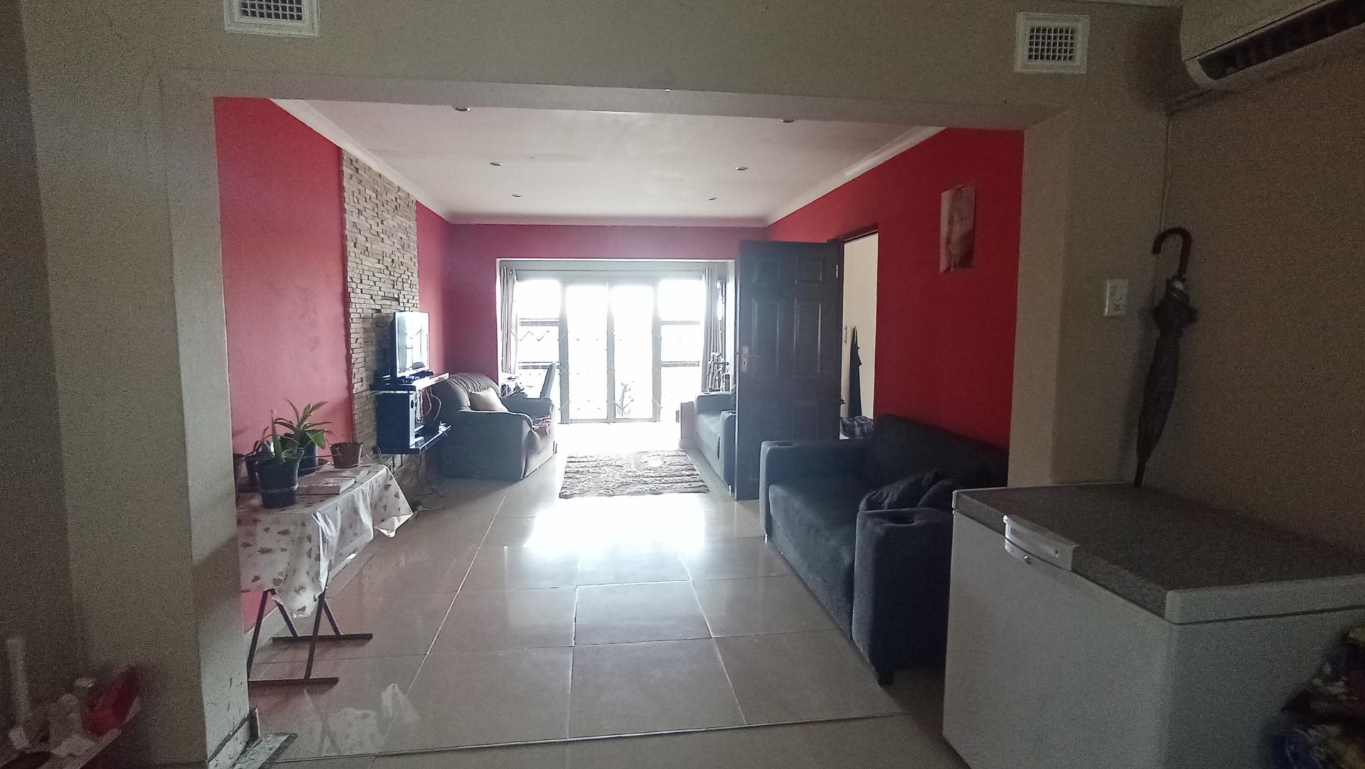 Lounges - 16 square meters of property in Cato Manor 