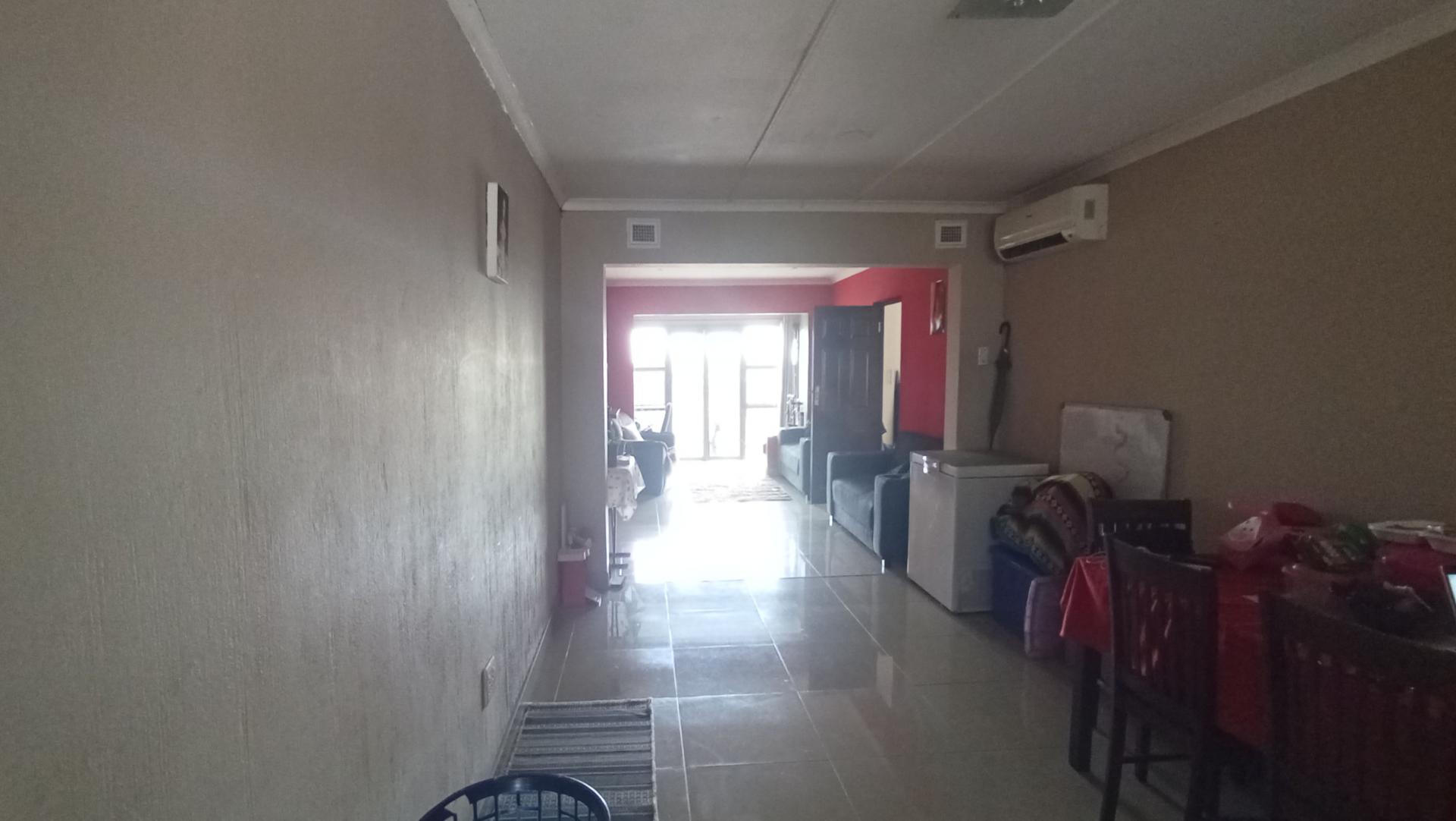 Dining Room - 18 square meters of property in Cato Manor 