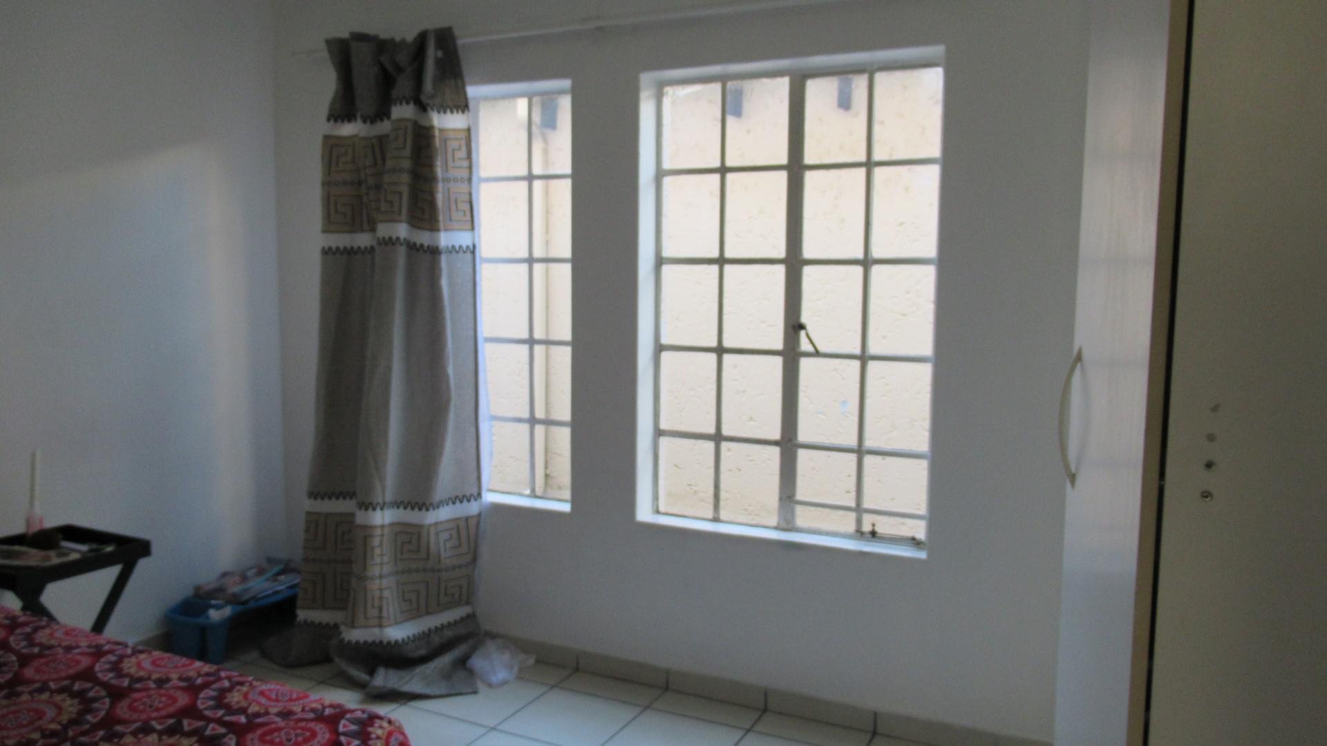 Bed Room 1 - 13 square meters of property in Bedfordview