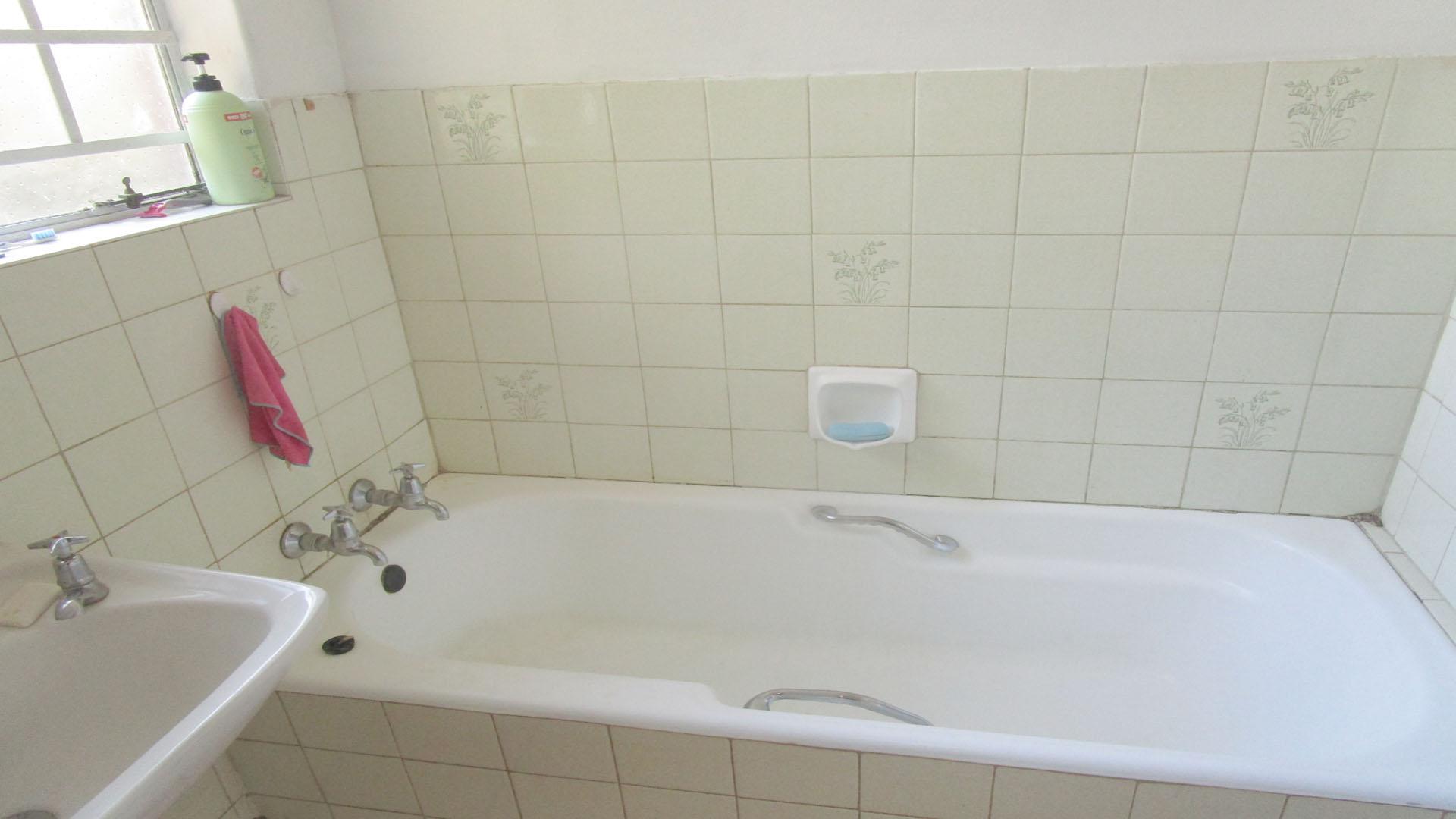 Bathroom 1 - 4 square meters of property in Finsbury