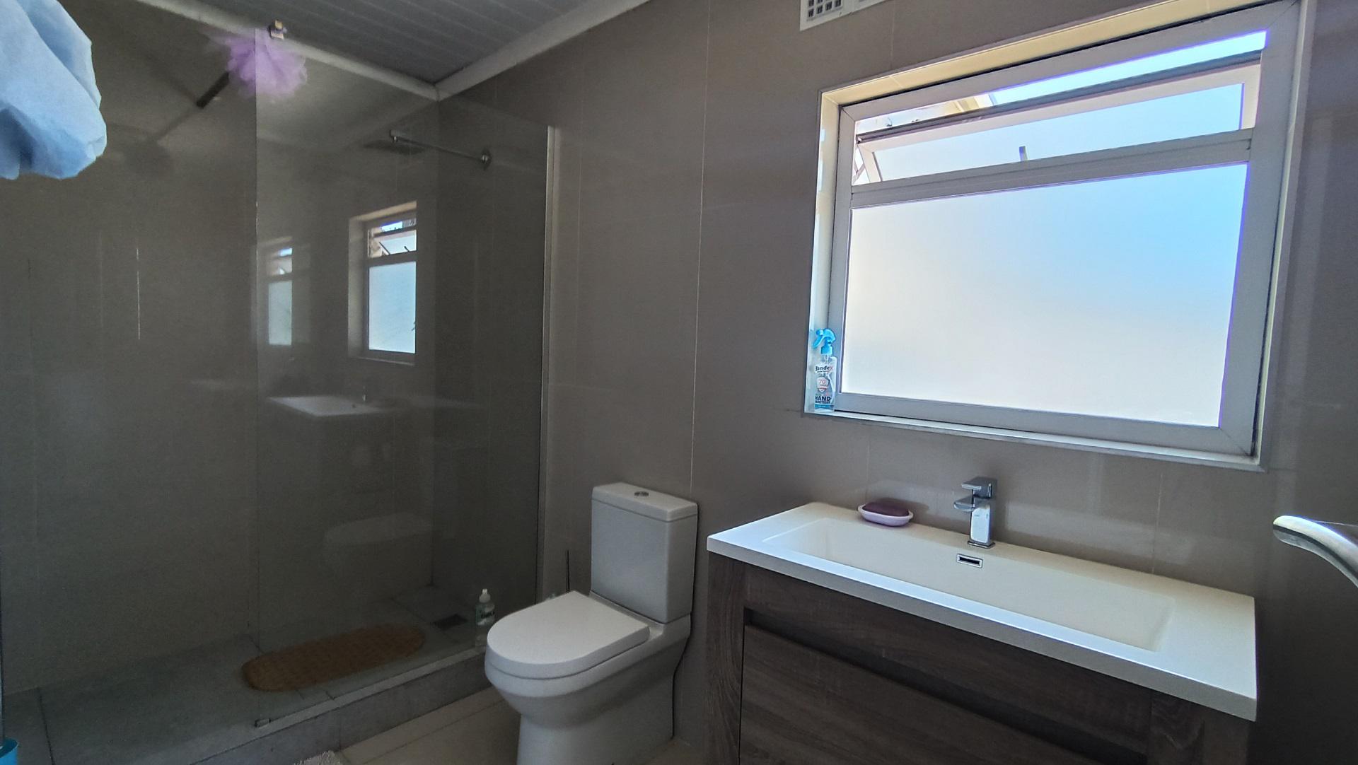 Bathroom 1 - 9 square meters of property in Bothasig 