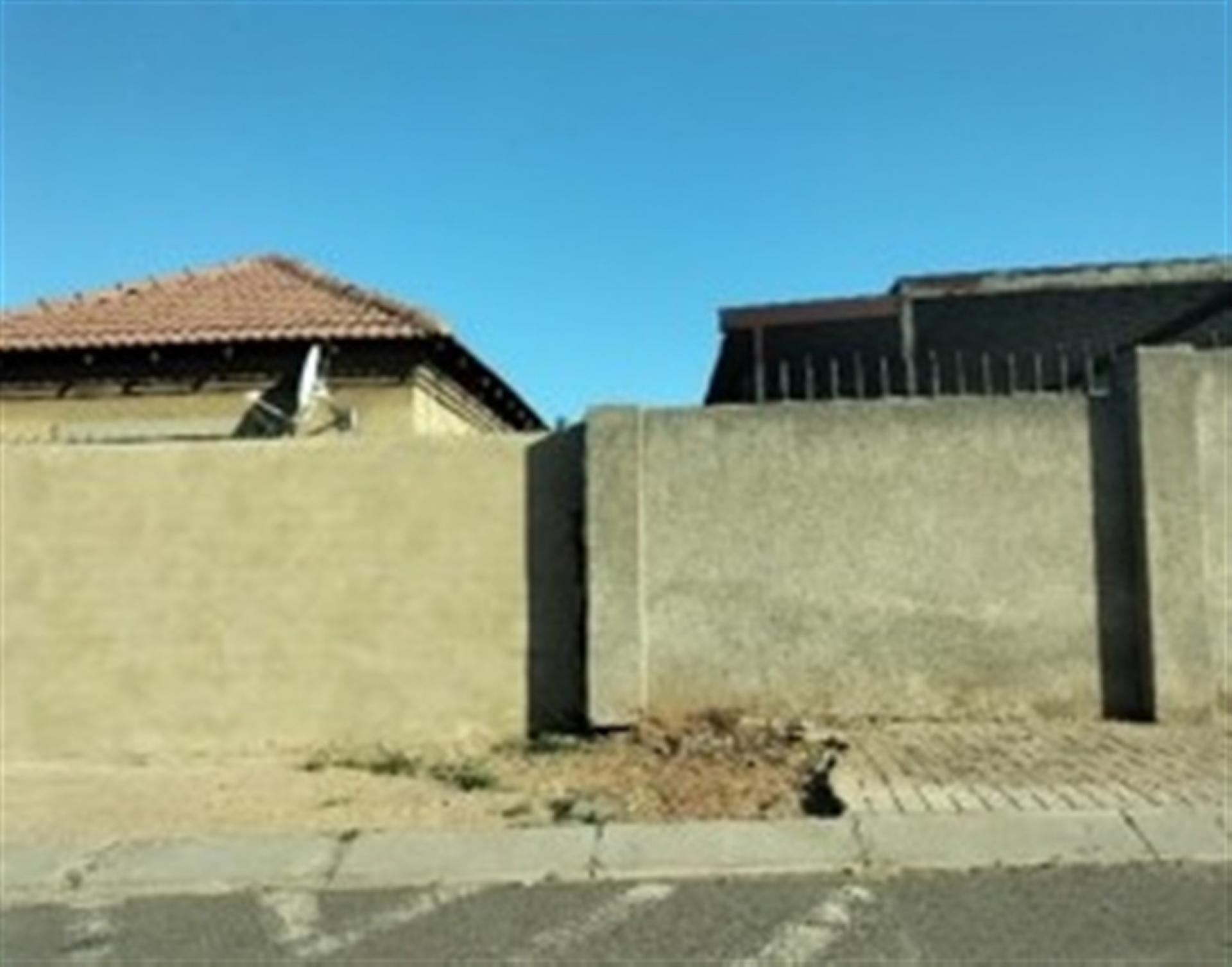Front View of property in Roodekop