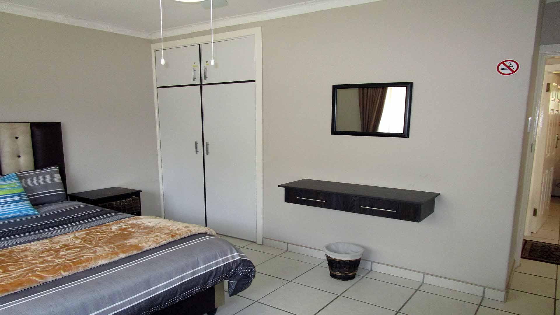 Bed Room 1 - 14 square meters of property in Oslo Beach