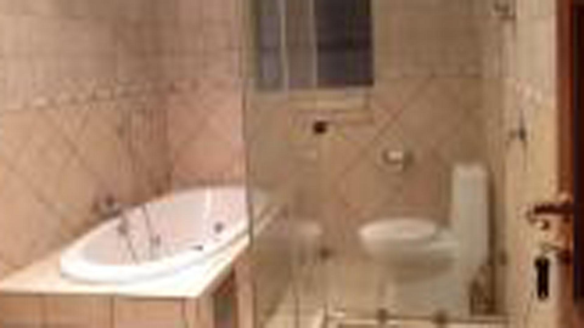 Bathroom 1 - 12 square meters of property in Baillie Park