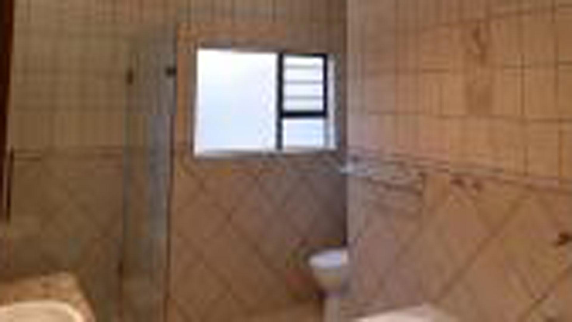 Main Bathroom - 11 square meters of property in Baillie Park