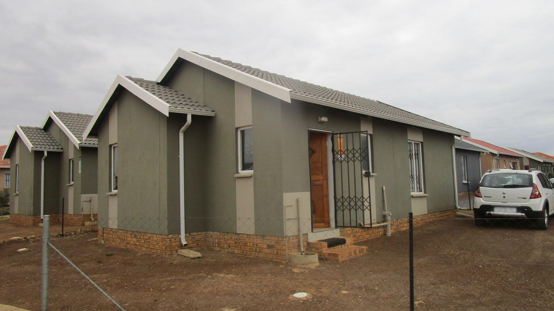 Front View of property in Savanna City