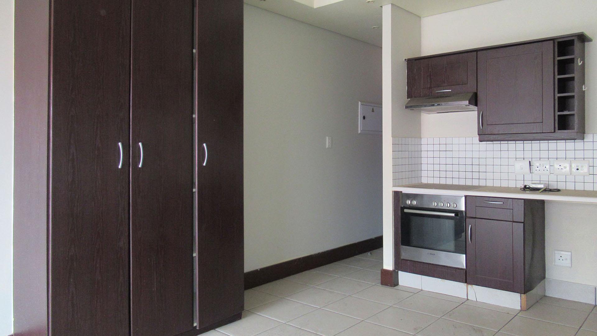 Lounges - 12 square meters of property in Ferreiras Dorp