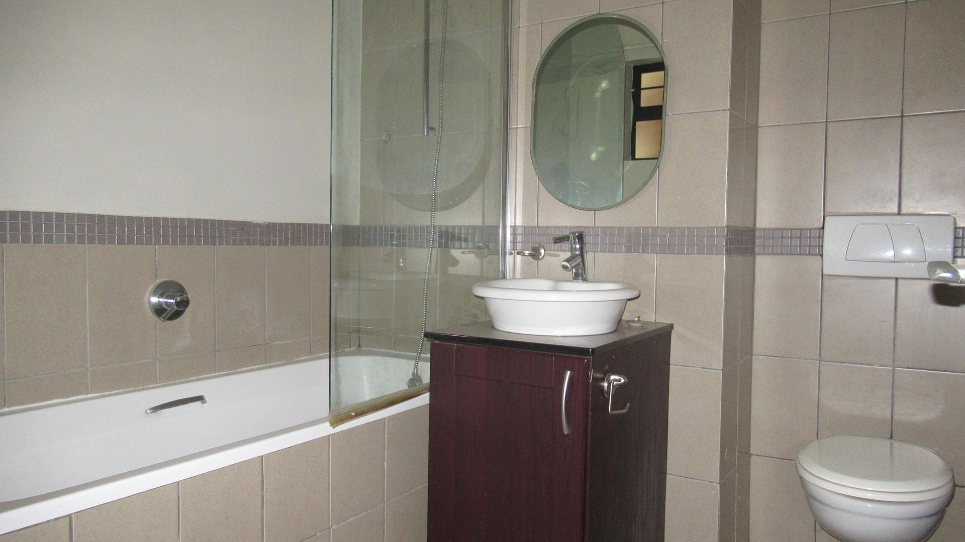 Bathroom 1 - 5 square meters of property in Ferreiras Dorp