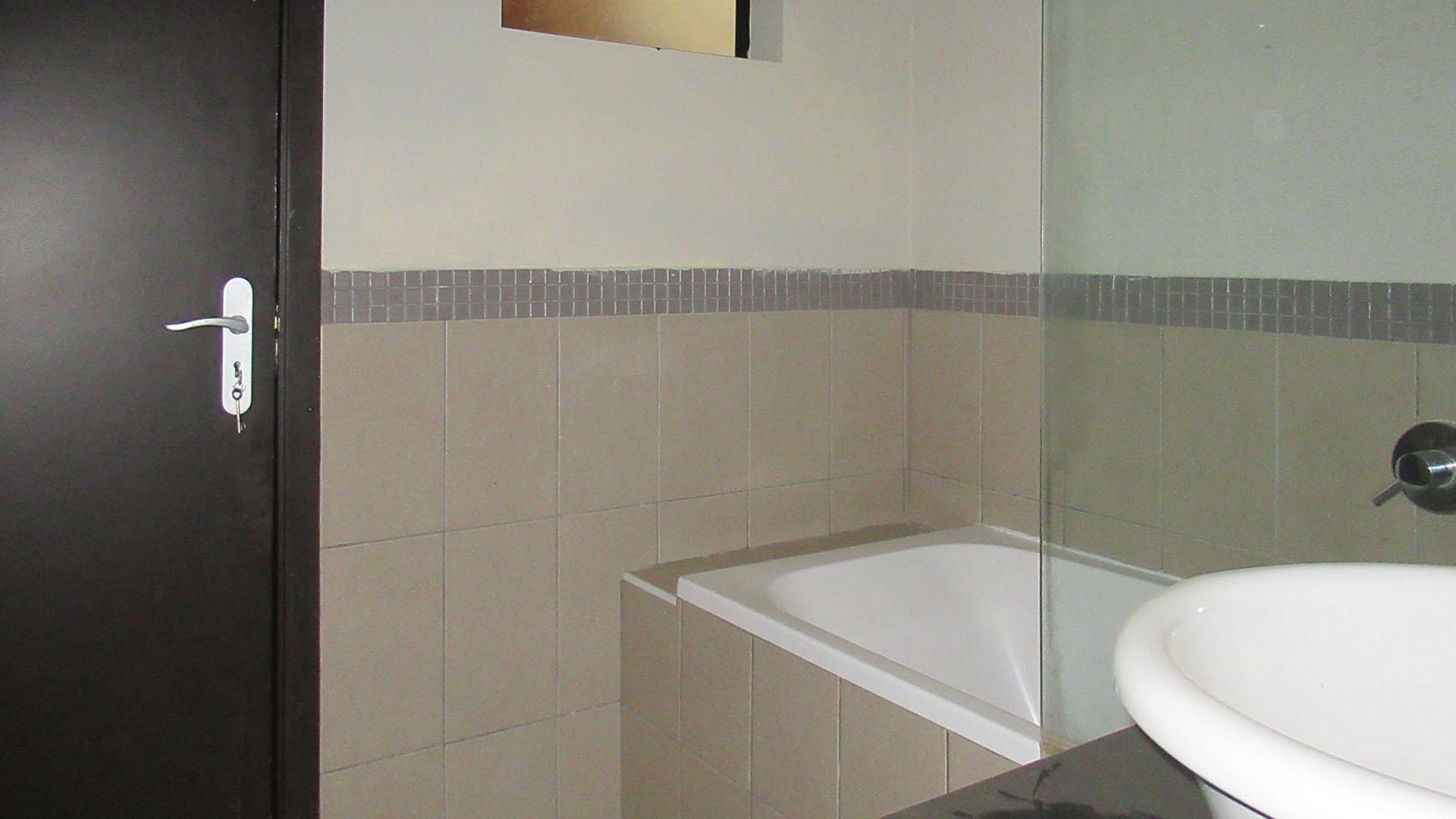Bathroom 1 - 5 square meters of property in Ferreiras Dorp
