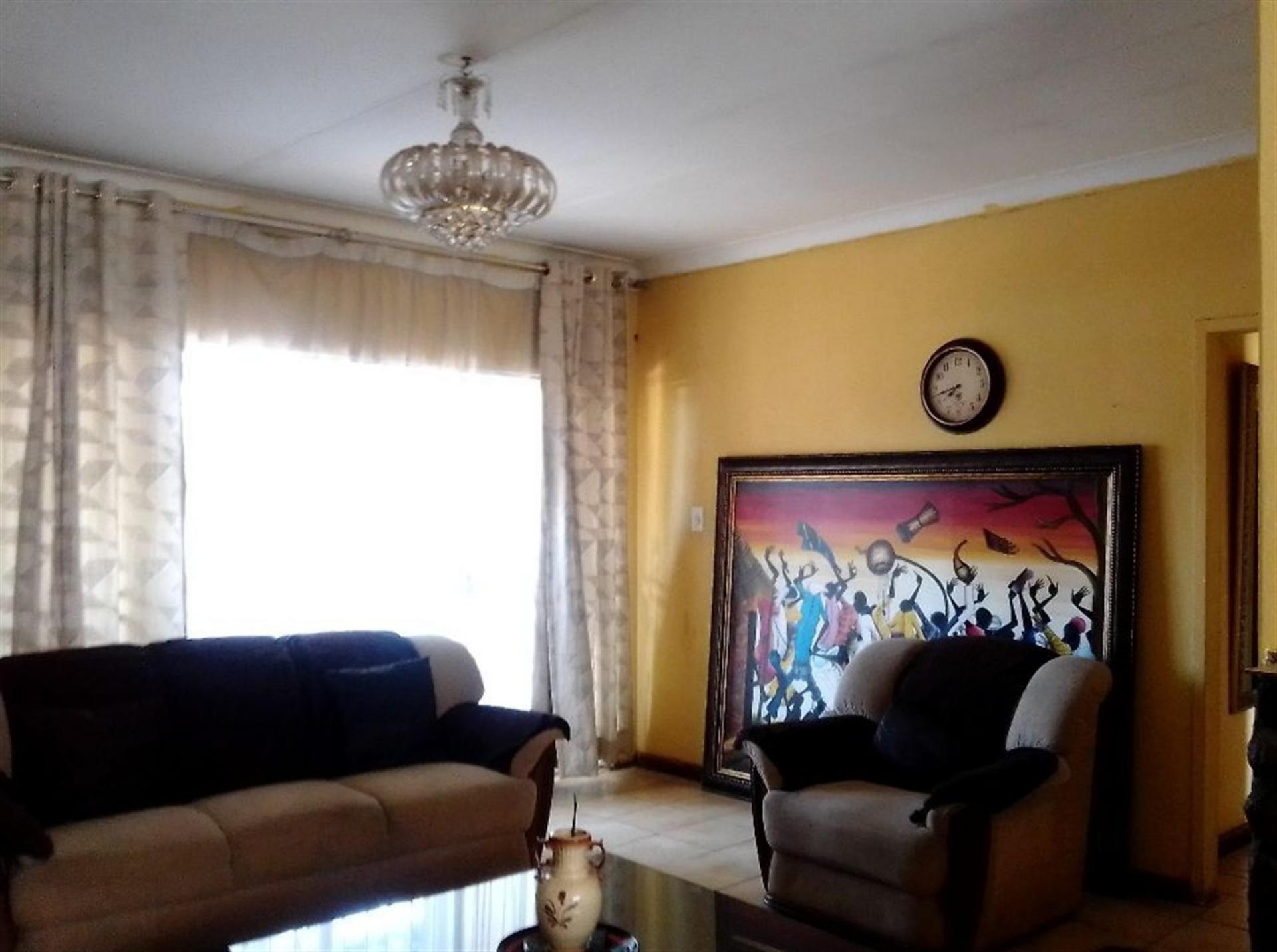 Lounges of property in Silverton