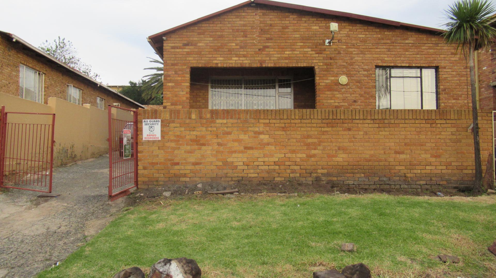 Front View of property in Newclare