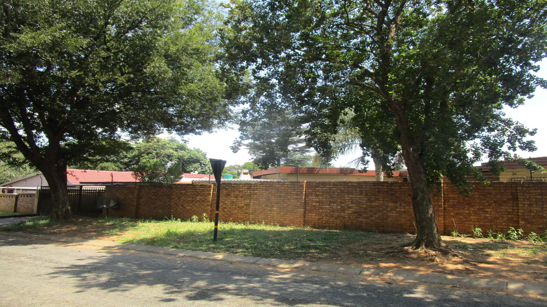 Front View of property in Glen Marais