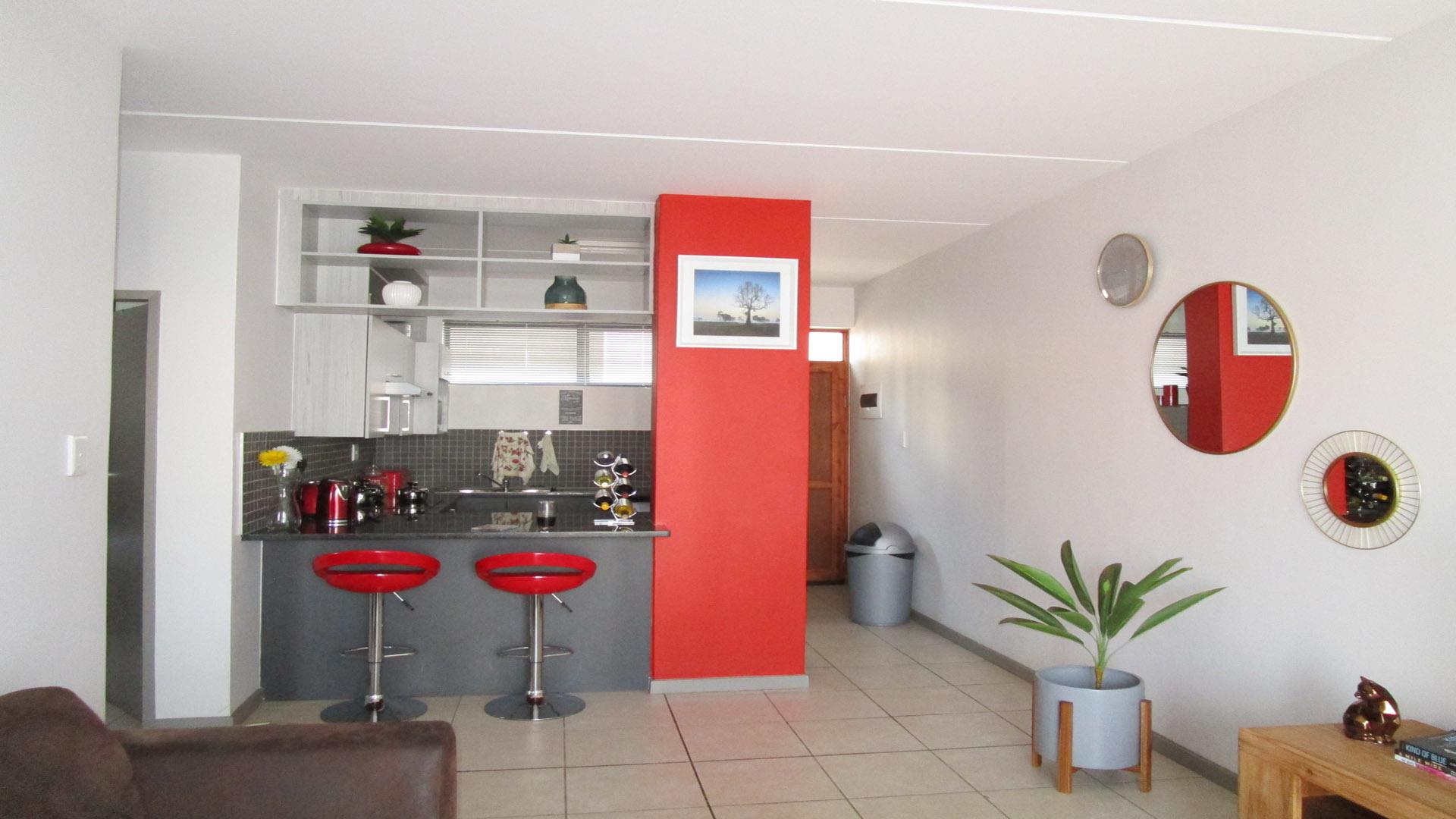 Lounges - 17 square meters of property in Pierre van Ryneveld