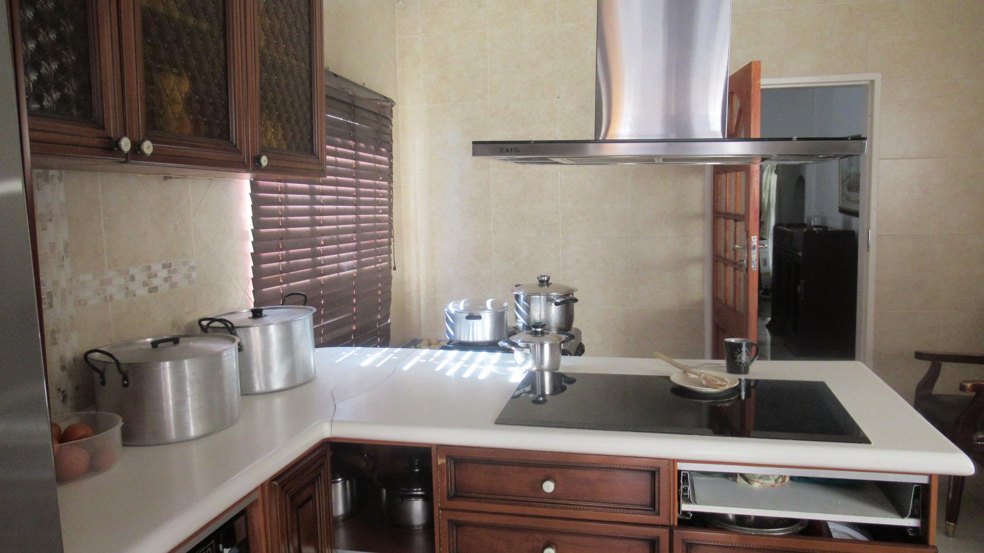 Kitchen of property in Gallo Manor