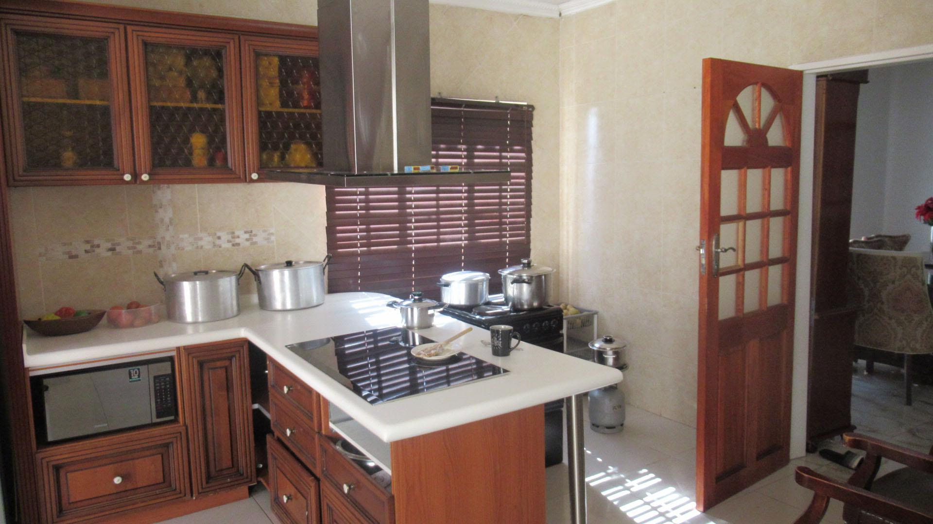 Kitchen of property in Gallo Manor