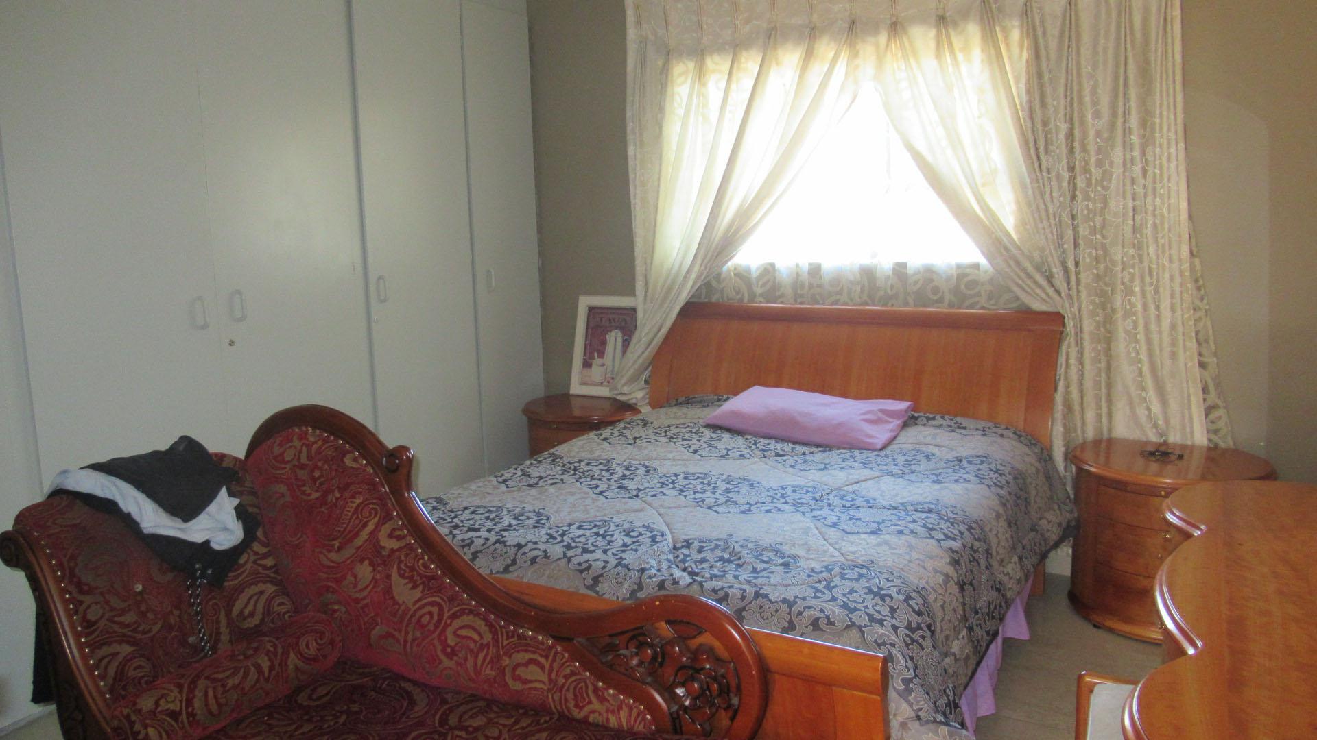 Main Bedroom of property in Gallo Manor
