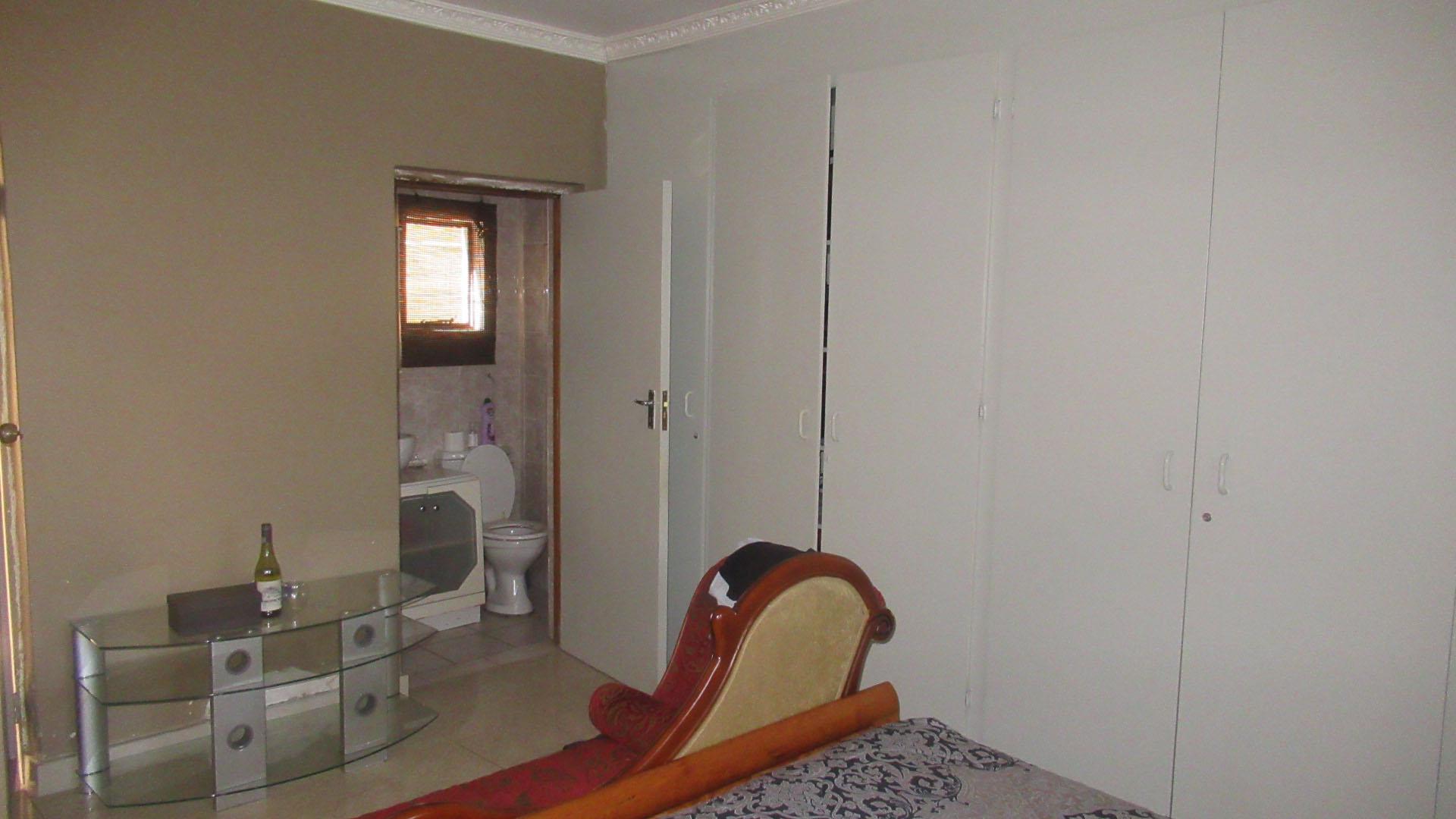 Main Bedroom of property in Gallo Manor