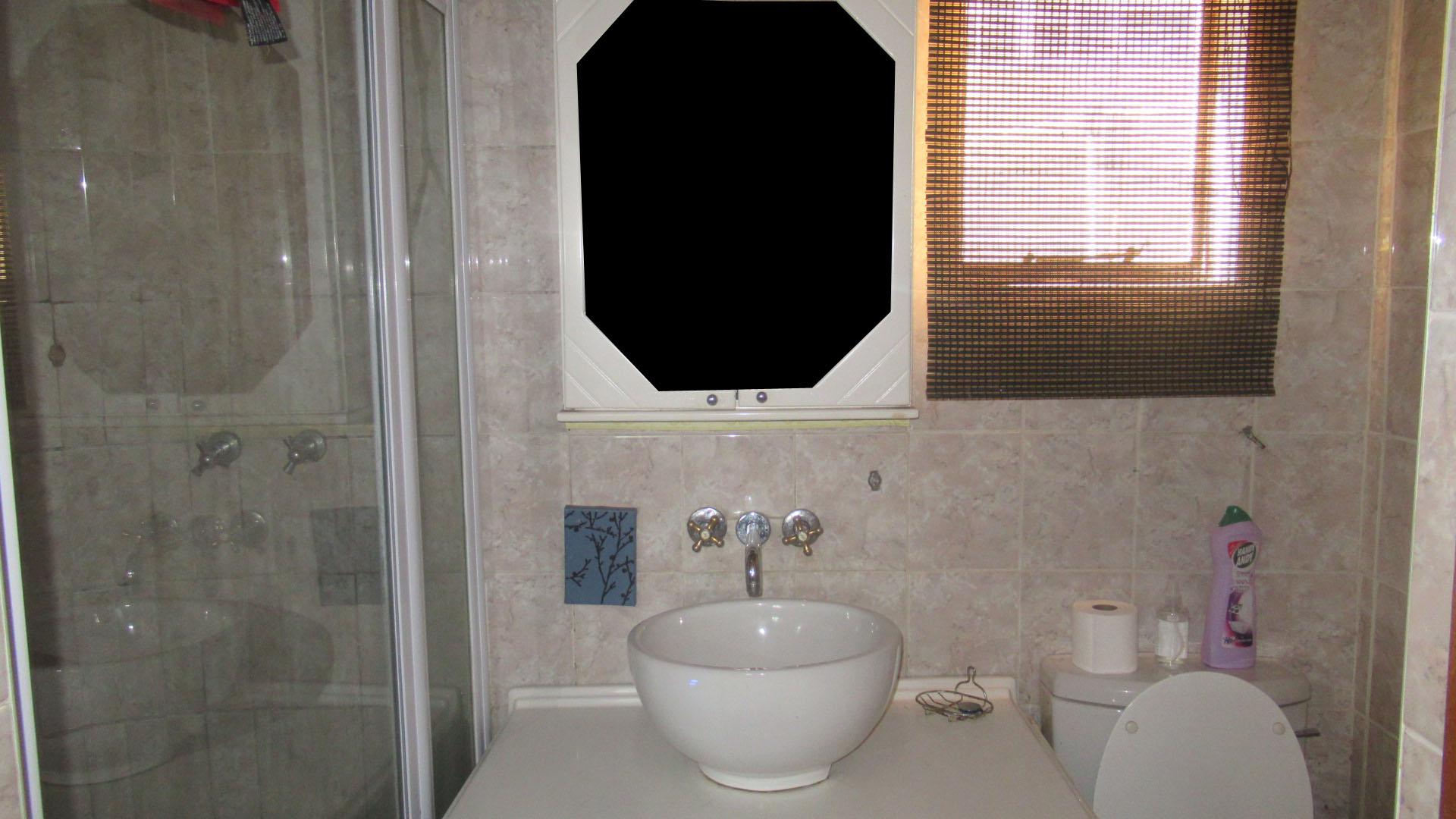 Main Bathroom of property in Gallo Manor