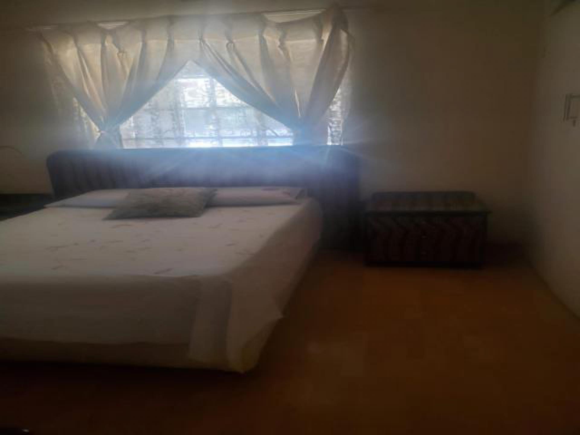 Main Bedroom of property in Gallo Manor