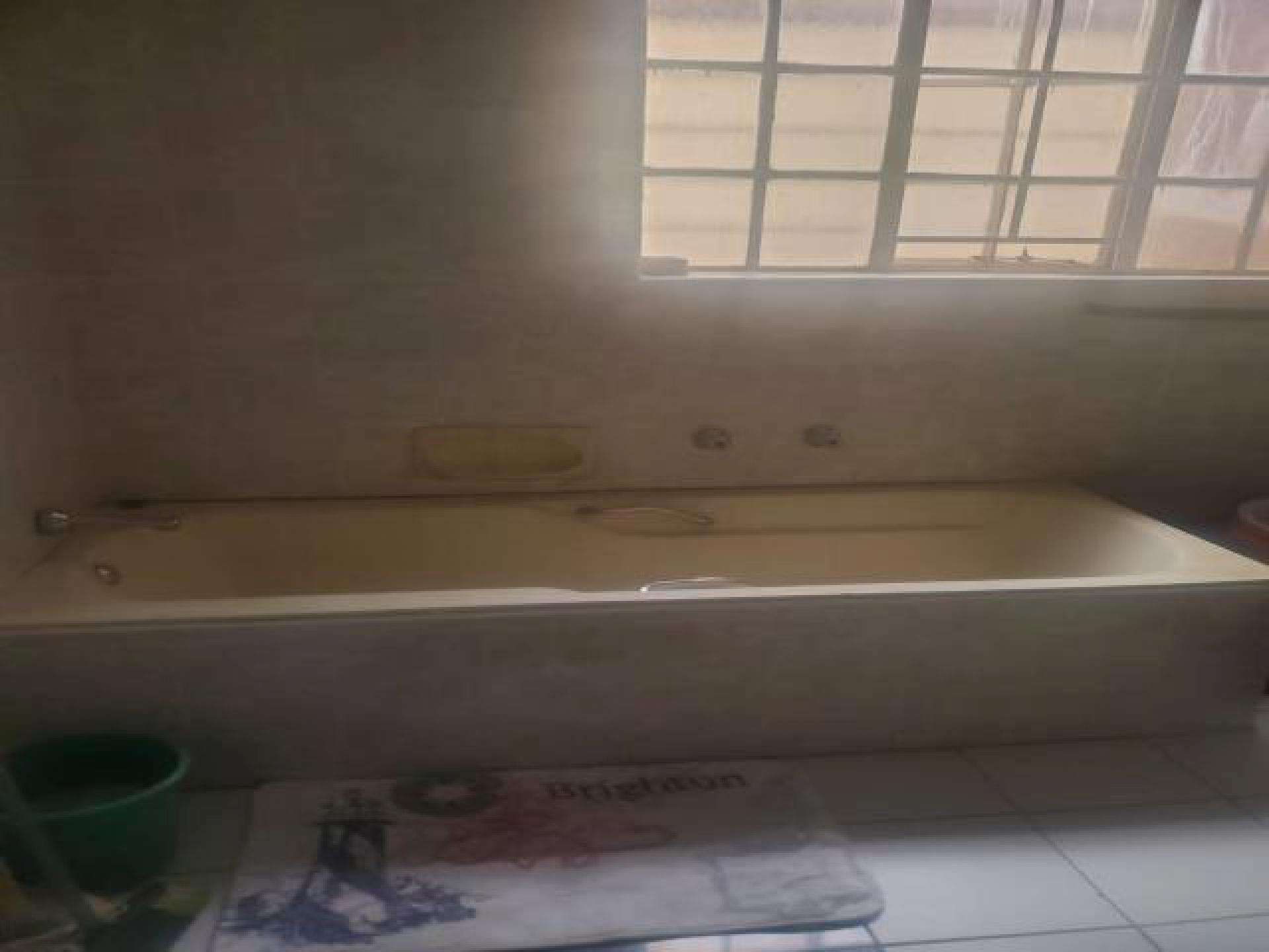 Bathroom 1 of property in Gallo Manor