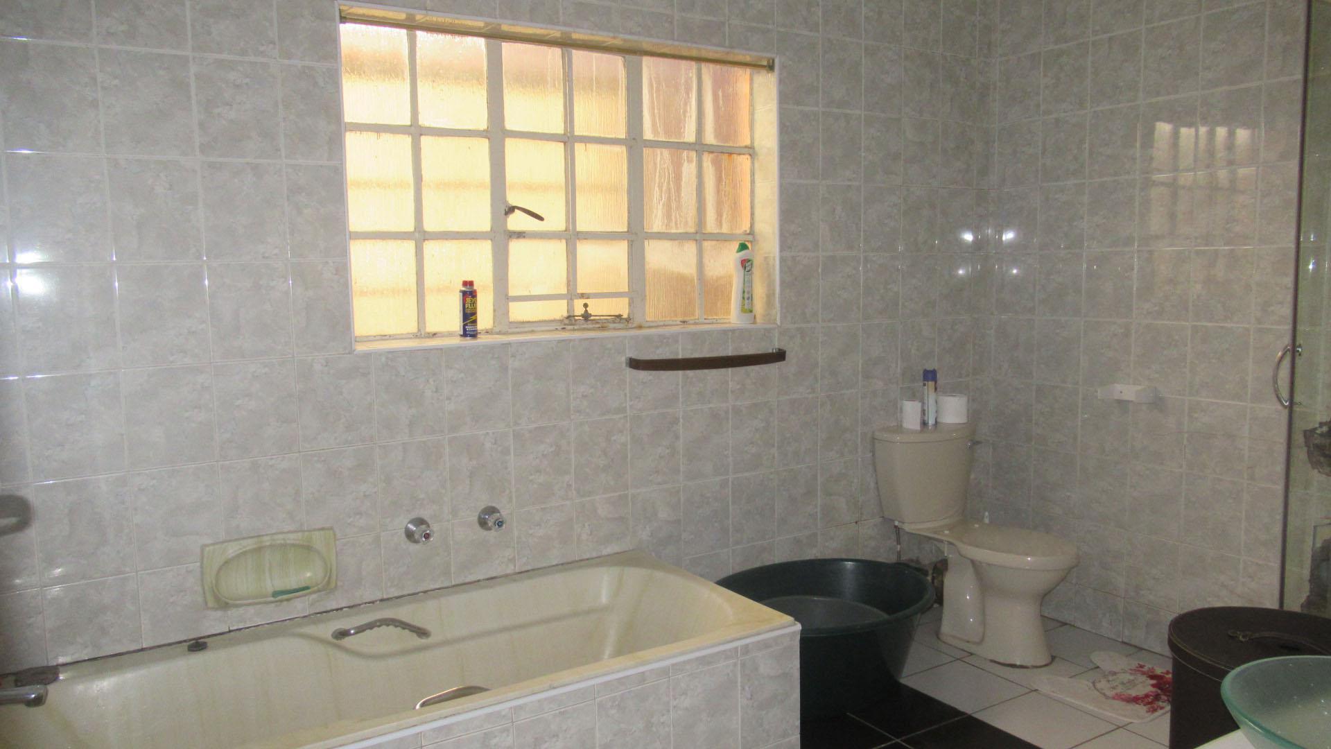Bathroom 1 of property in Gallo Manor