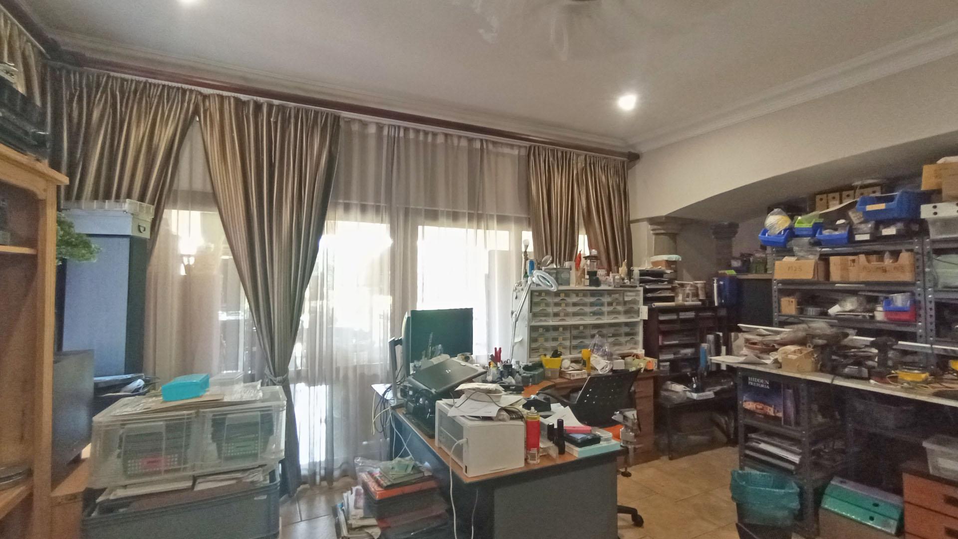 Lounges - 38 square meters of property in Mooikloof