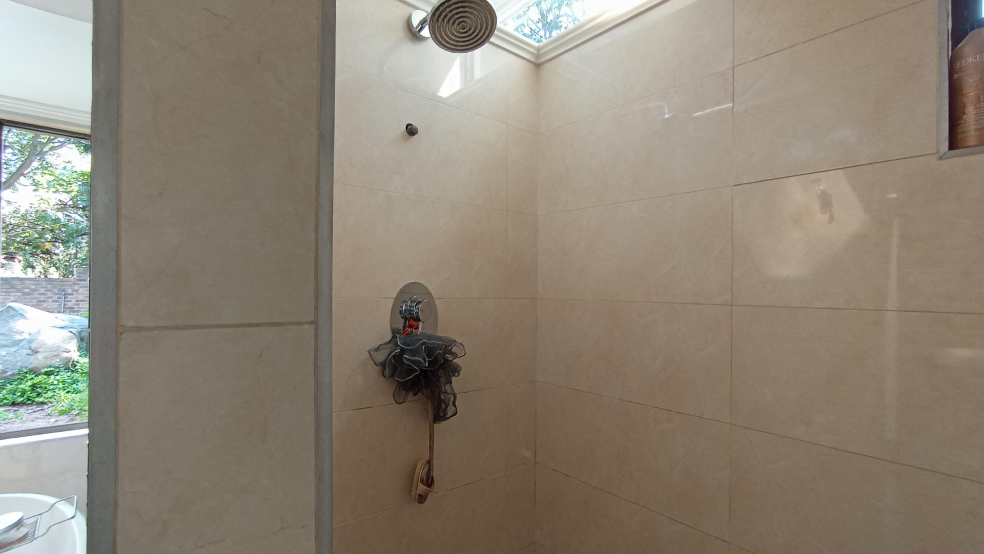 Main Bathroom - 12 square meters of property in Morningside