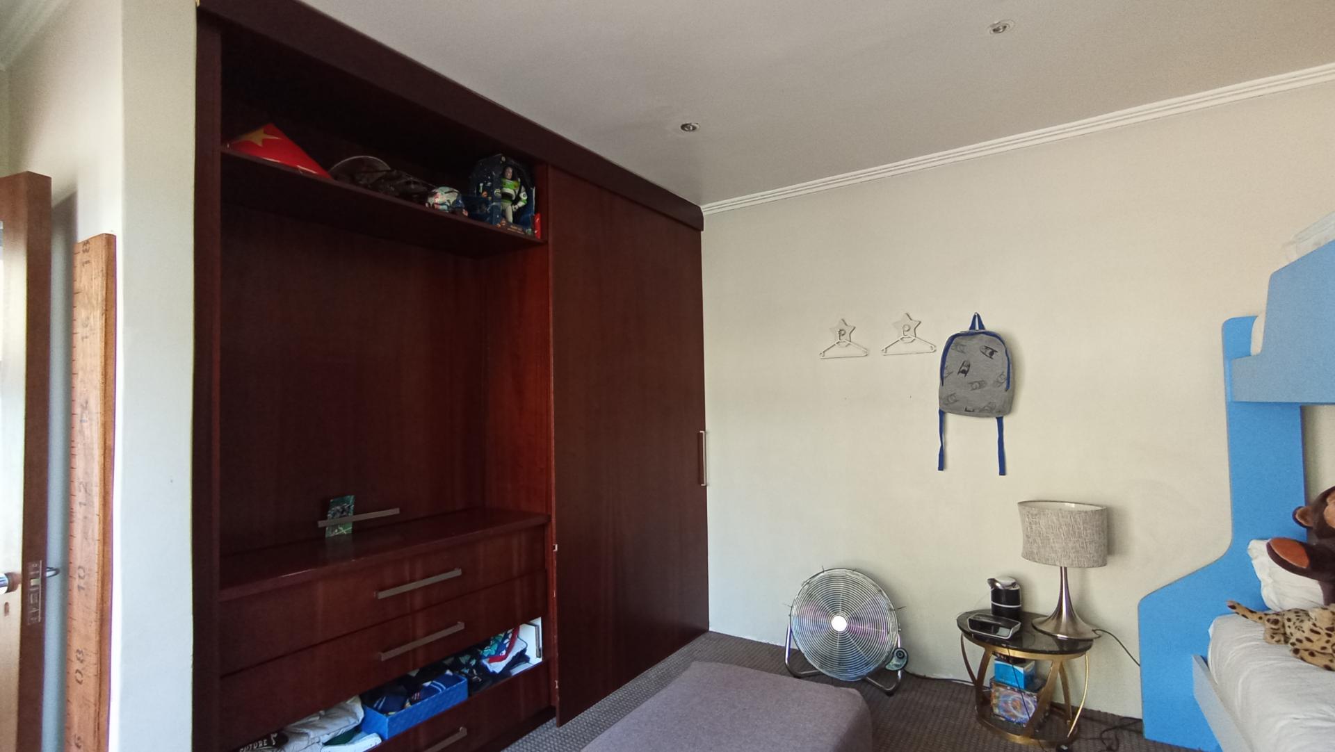 Bed Room 2 - 24 square meters of property in Morningside