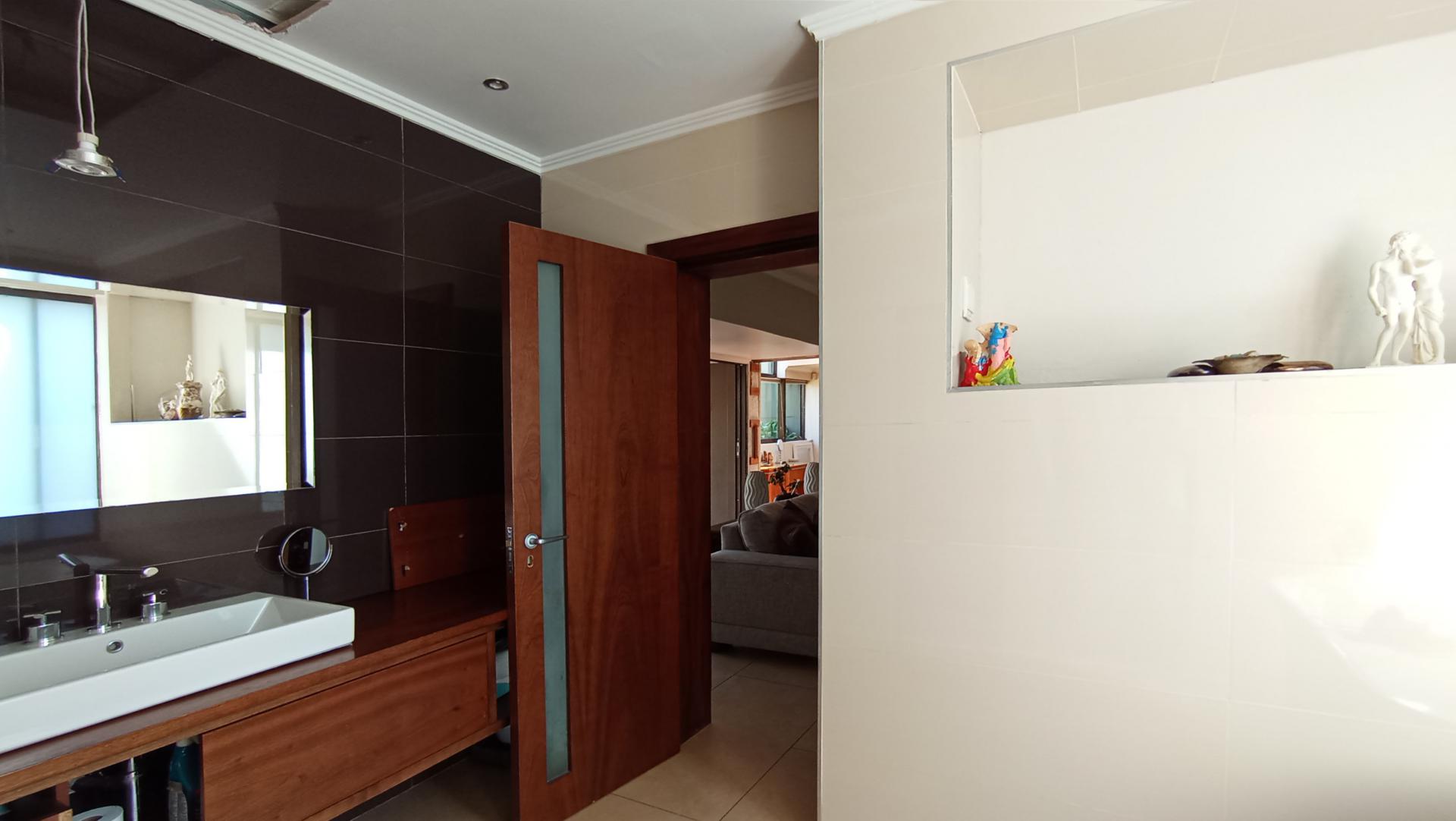 Bathroom 2 - 15 square meters of property in Morningside