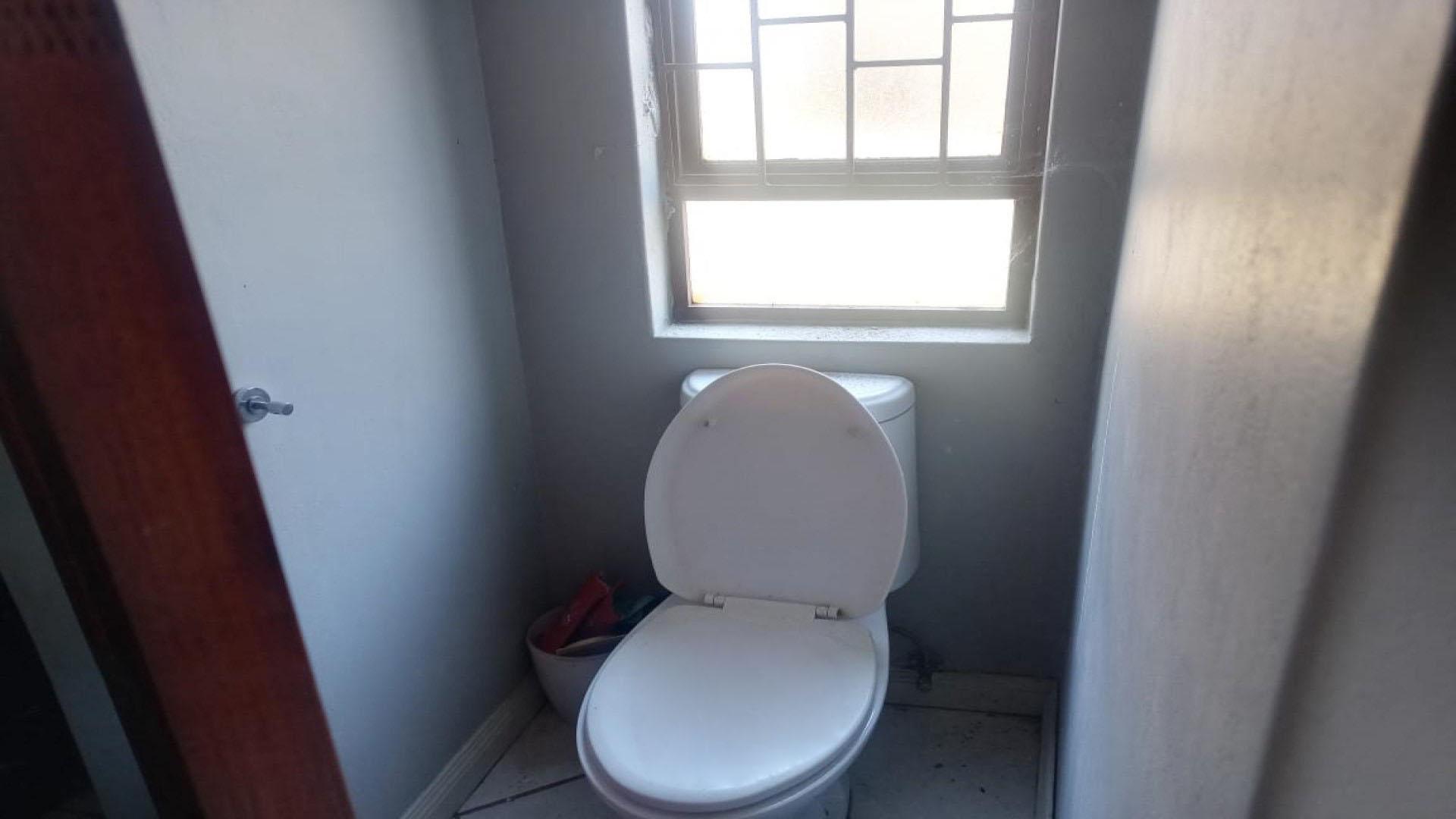 Main Bathroom of property in Monavoni