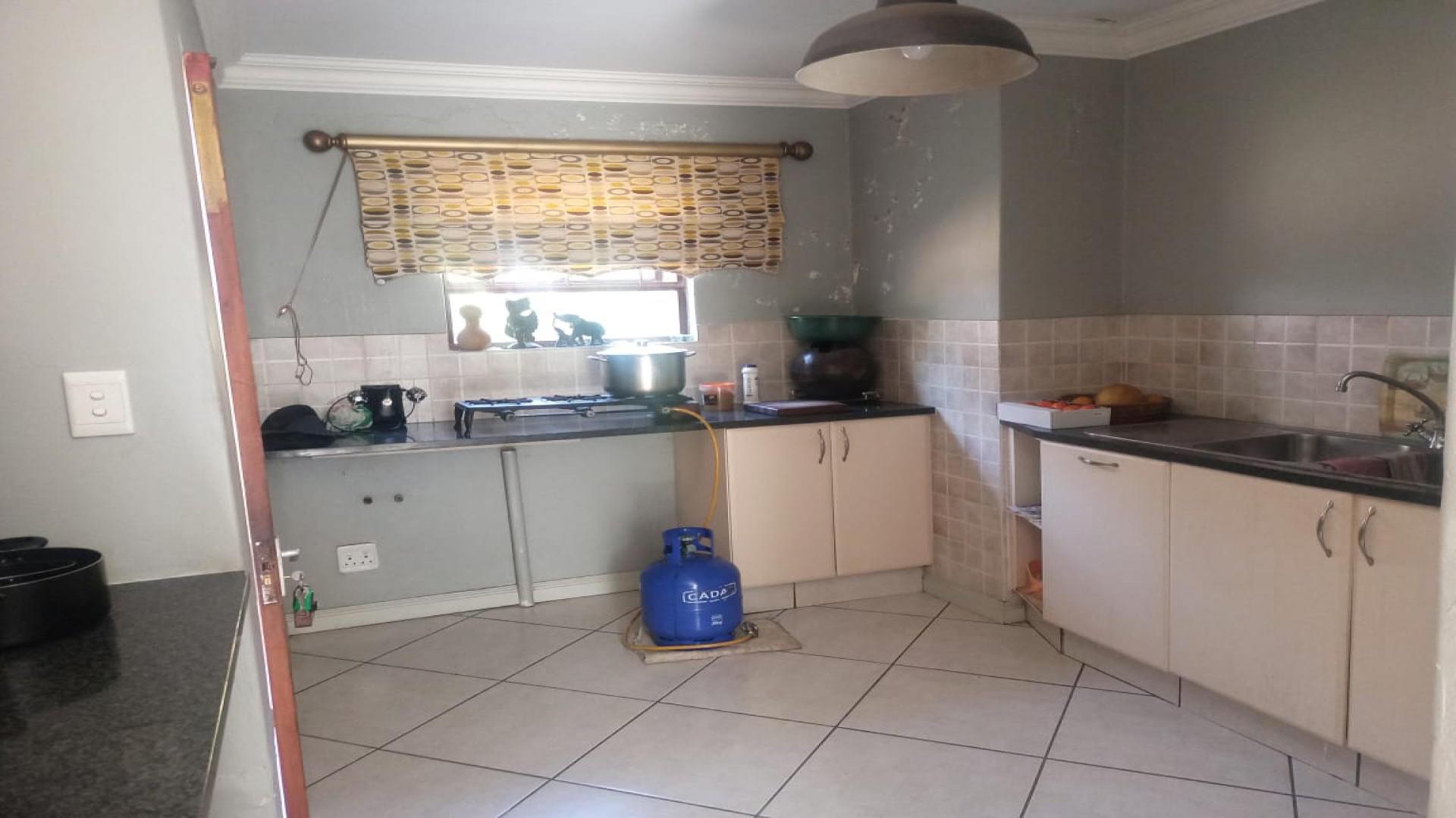 Kitchen of property in Monavoni