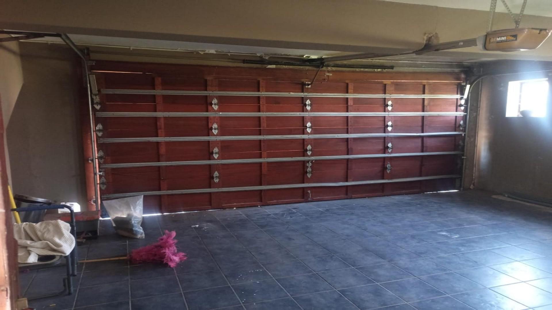 Garage of property in Monavoni