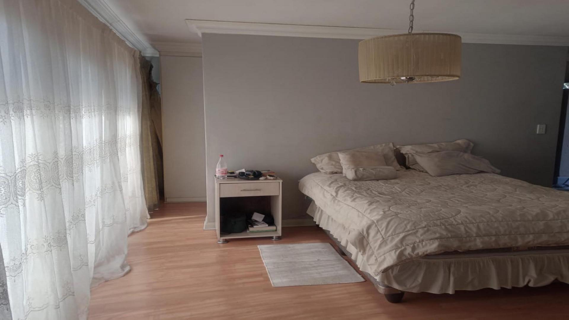 Main Bedroom of property in Monavoni