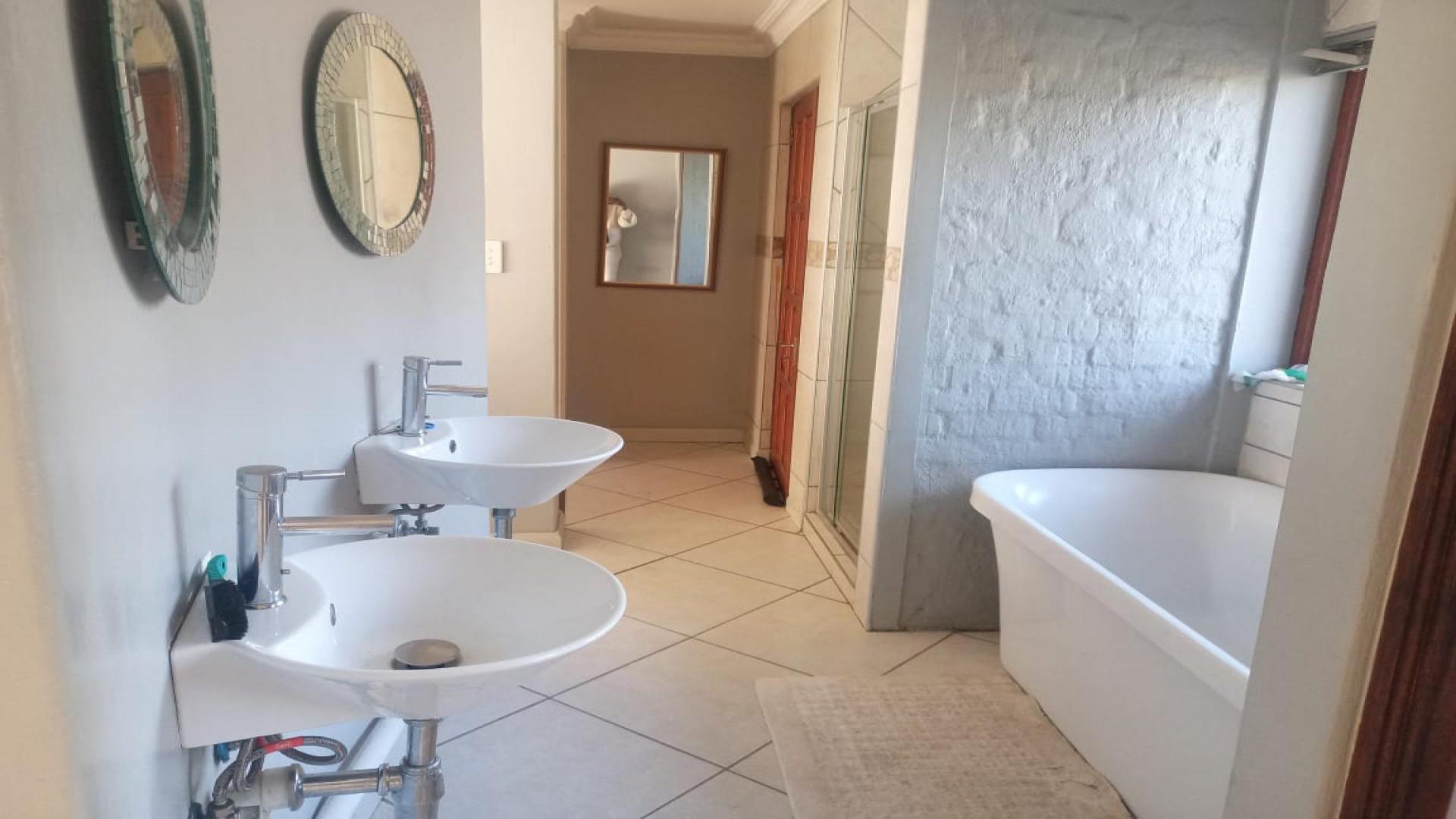 Main Bathroom of property in Monavoni