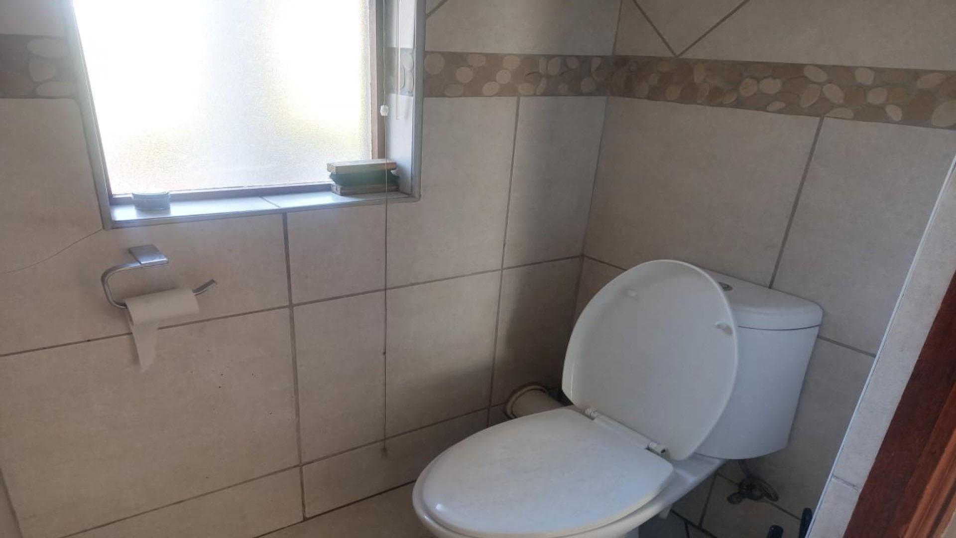 Bathroom 1 of property in Monavoni