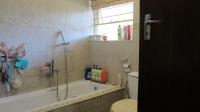 Main Bathroom - 6 square meters of property in Quellerina