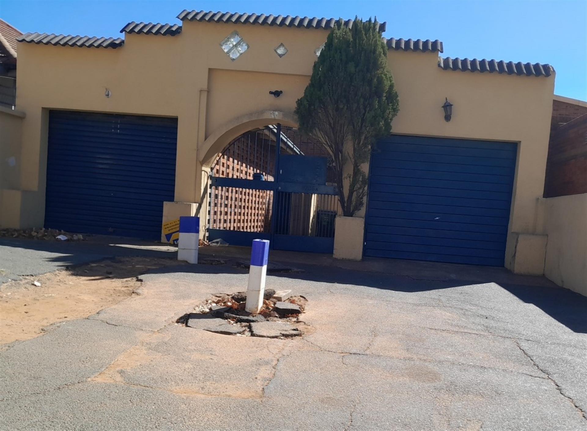 Front View of property in Bezuidenhout Valley