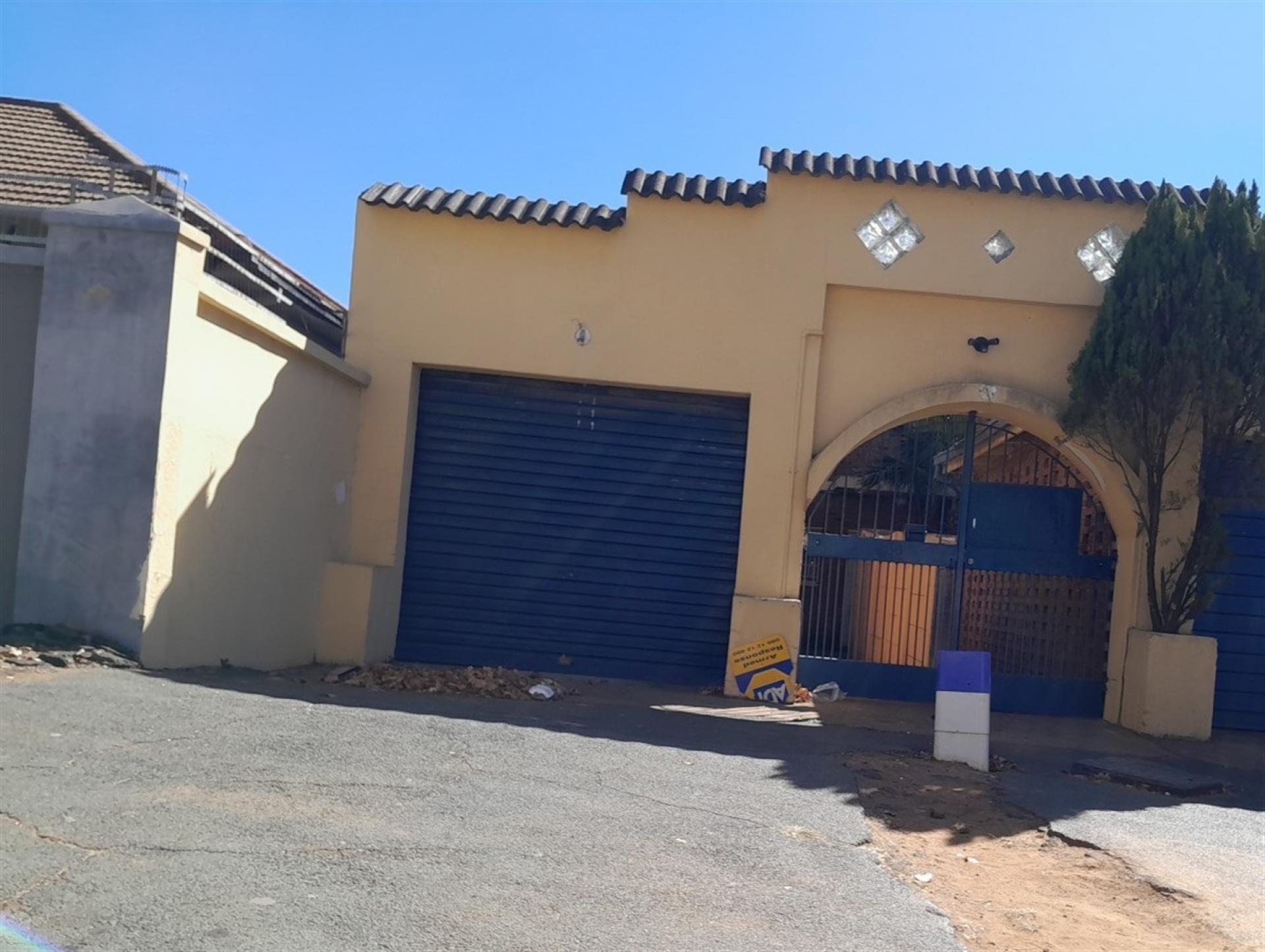 Front View of property in Bezuidenhout Valley