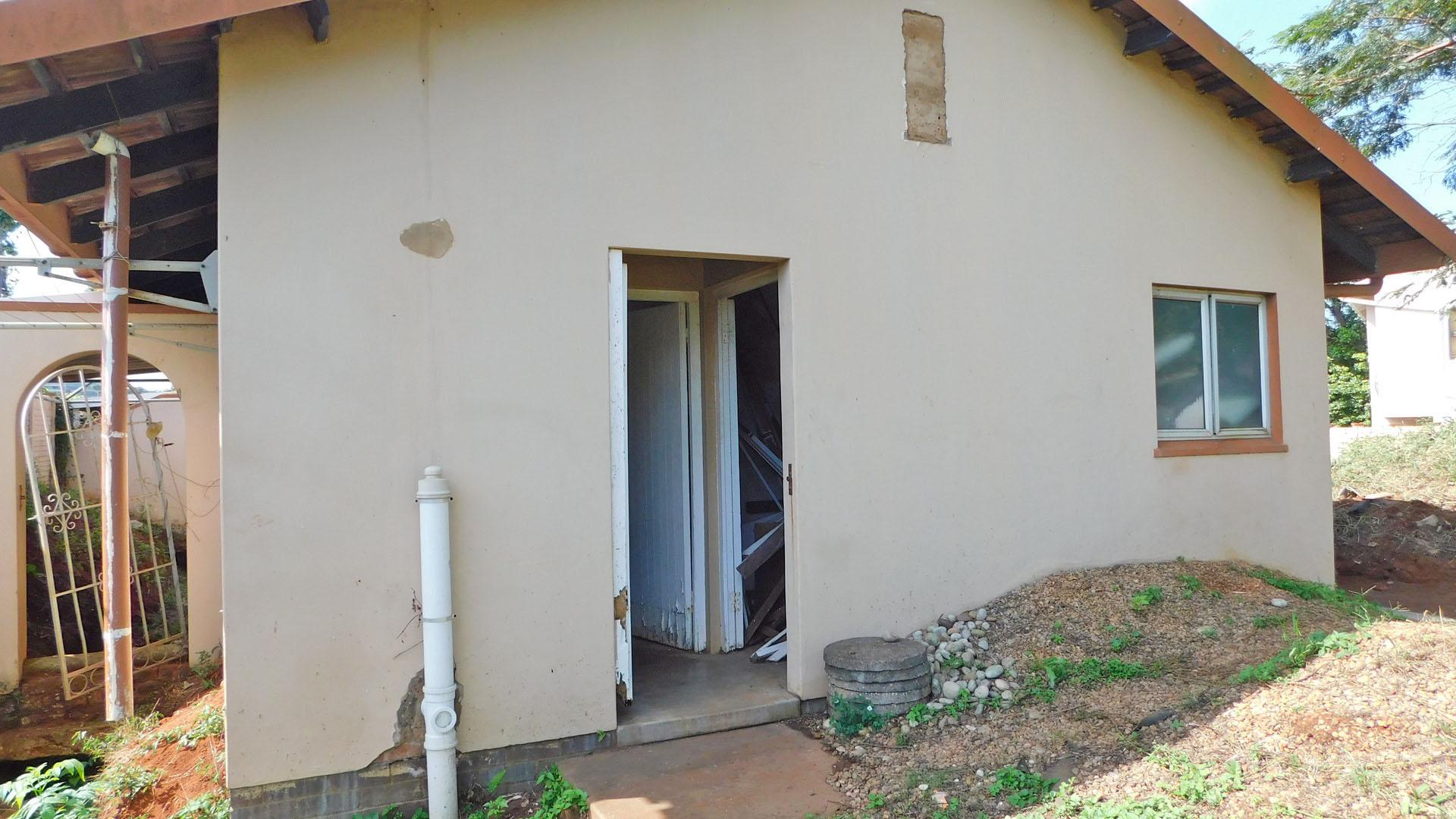 Front View of property in La Lucia