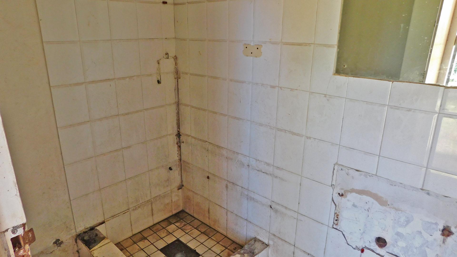 Staff Bathroom - 6 square meters of property in La Lucia
