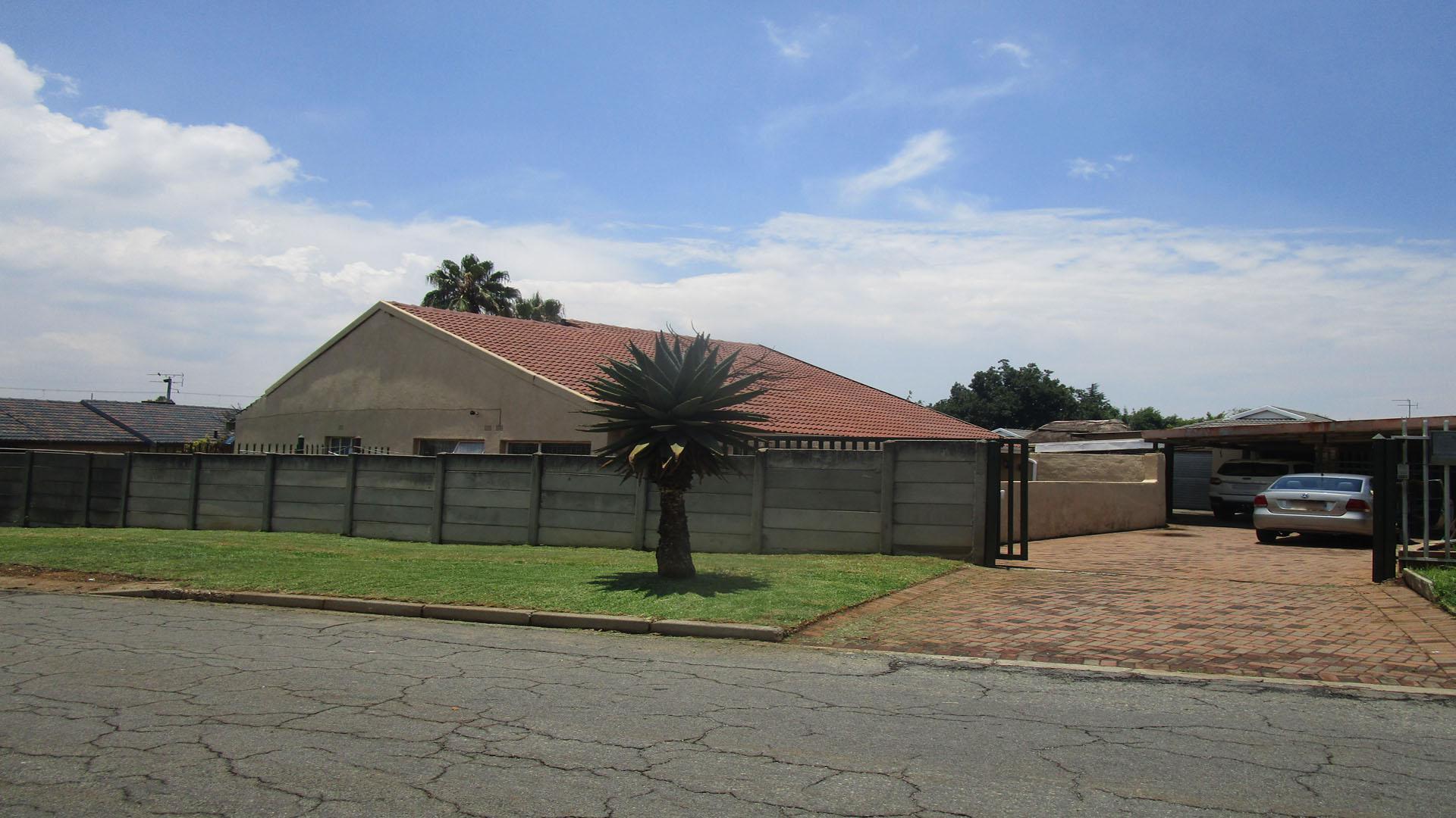 Front View of property in Selection park
