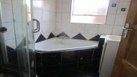 Bathroom 1 - 5 square meters of property in Selection park