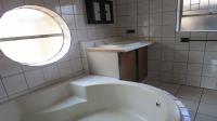 Main Bathroom - 10 square meters of property in Selection park