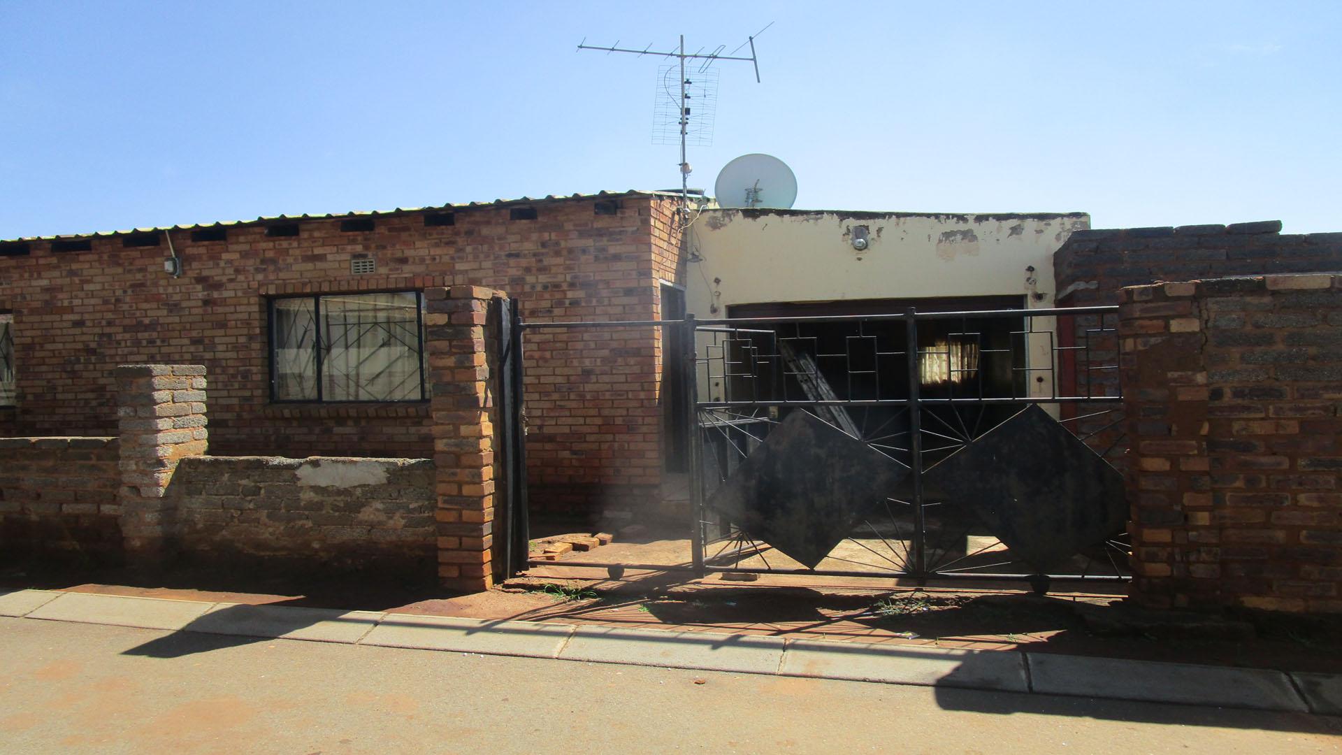 Front View of property in Vosloorus