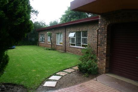 3 Bedroom House to Rent in Garsfontein - Property to rent - MR35317