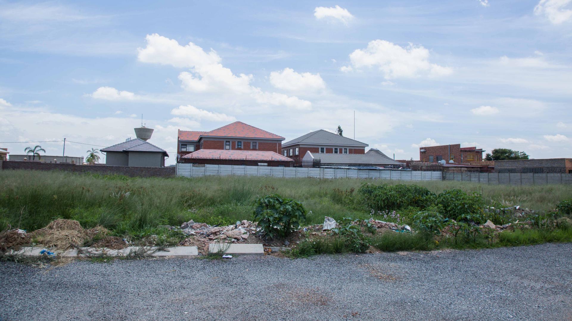 Front View of property in Azaadville Gardens